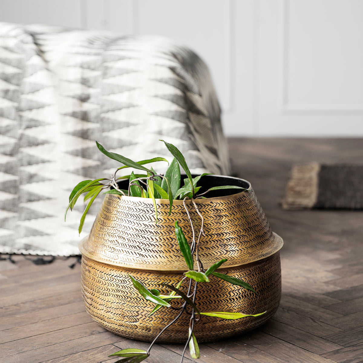 Blumenkasten, Rattan in Messing-finish präsentiert im Onlineshop von KAQTU Design AG. Blumentopf ist von House Doctor