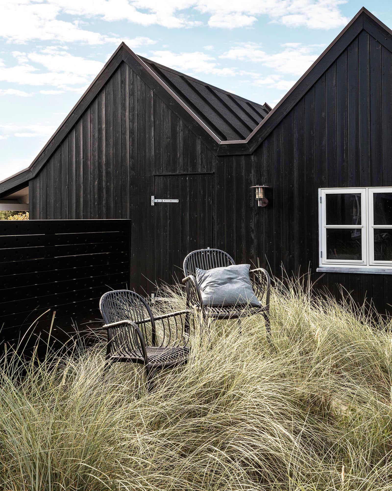 Moderner Brea Stuhl von House Doctor für stilvolle Aussenbereiche.