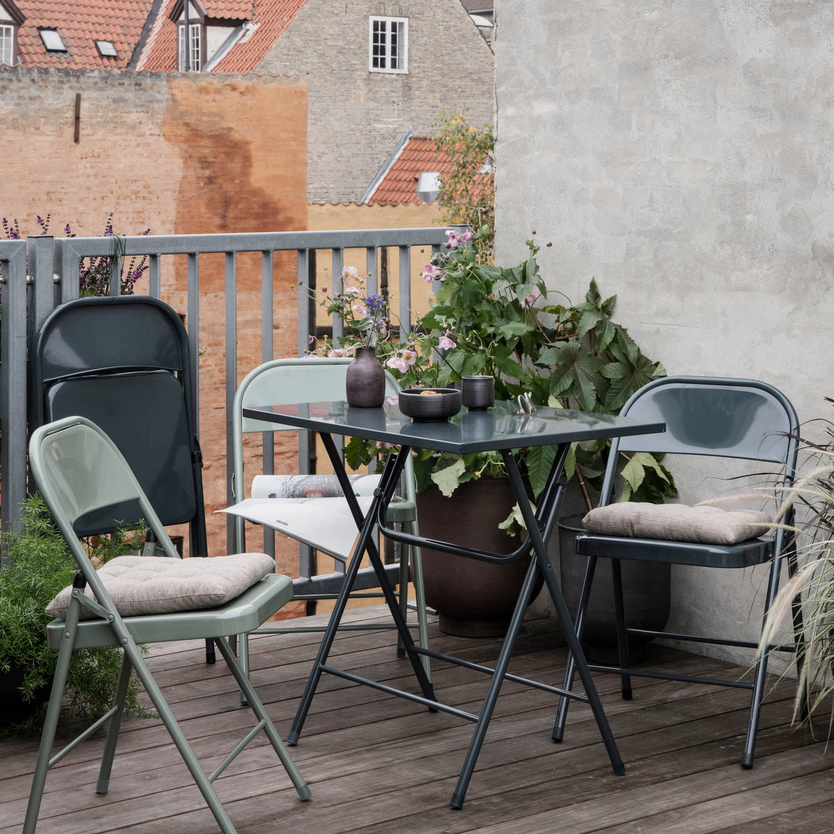 Stuhl, Fold It in Granitgrau präsentiert im Onlineshop von KAQTU Design AG. Gartenstuhl ist von House Doctor