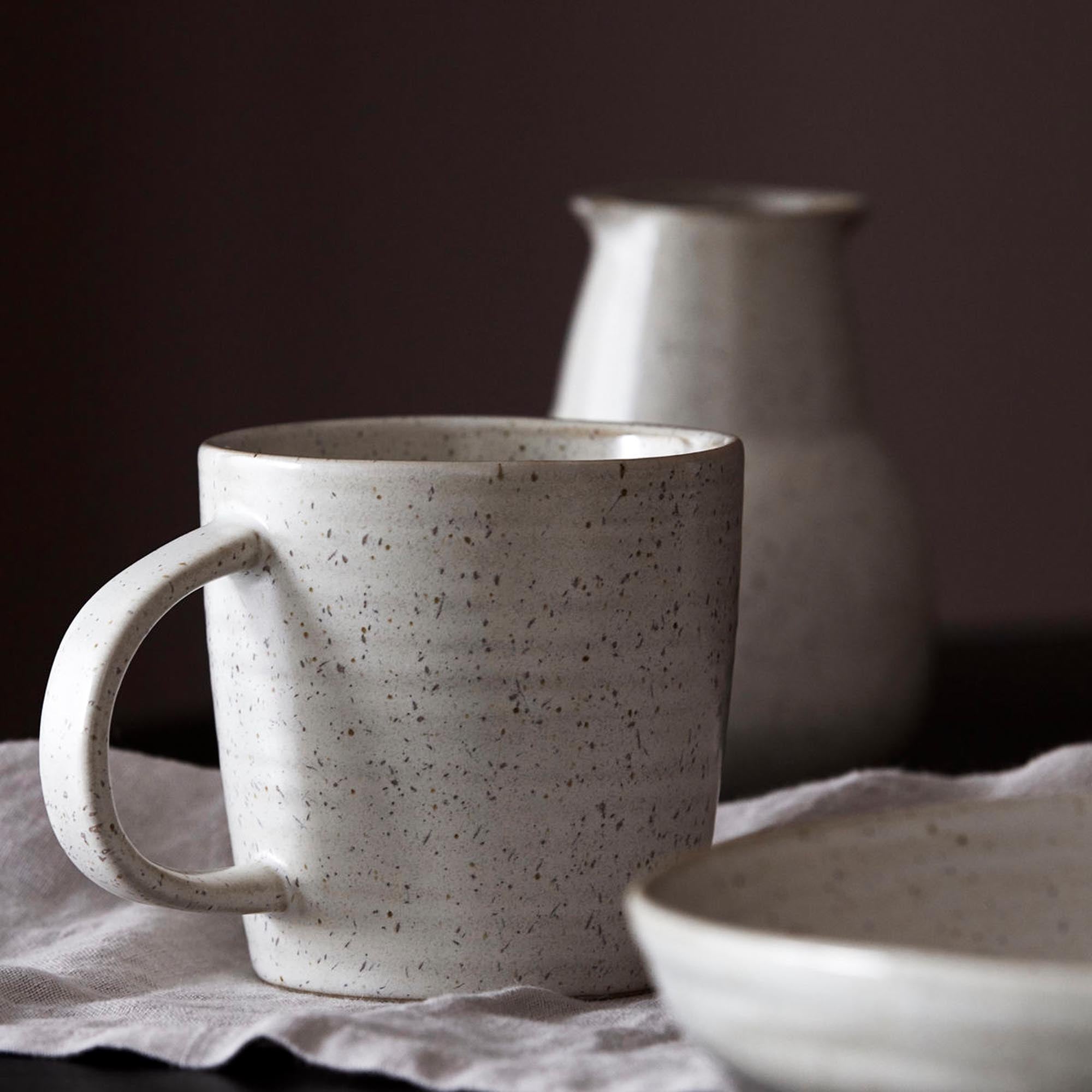 Elegante Kaffeetasse "Pion" von House Doctor in stilvollem Grau und Weiß, ideal für jeden Kaffeeliebhaber und perfekt für den Alltag.