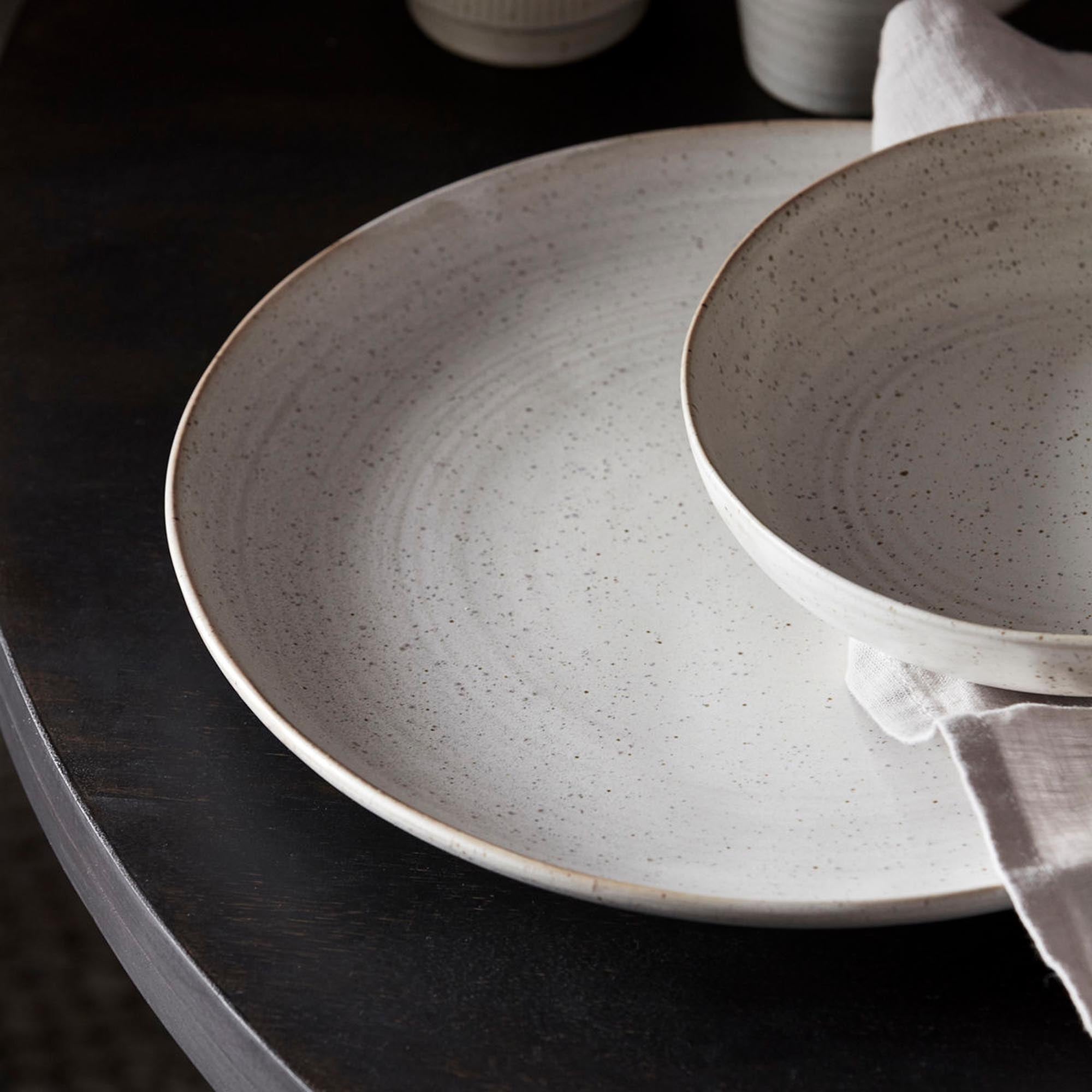 Entdecke den Pion Teller von House Doctor: Ein stilvoller Porzellanteller in weiss-grauer Glasur, ideal für jeden Anlass und perfekt kombinierbar.