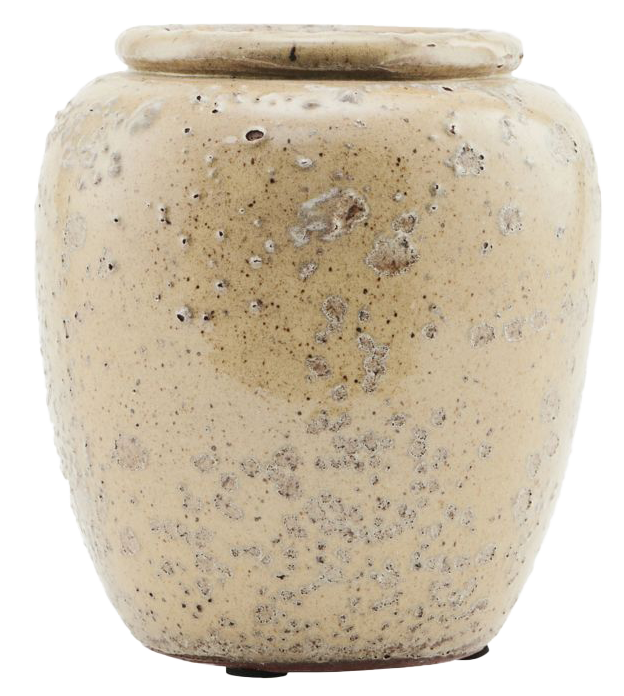 Die Vase Pale von House Doctor besticht durch ihre unvollkommene Perfektion: Bläschen und Löcher in der Glasur verleihen ihr eine rohe, grobe Struktur. Die hellgrüne Farbe harmoniert mit Erdtönen und kontrastiert elegant mit goldenen Messingakzenten.