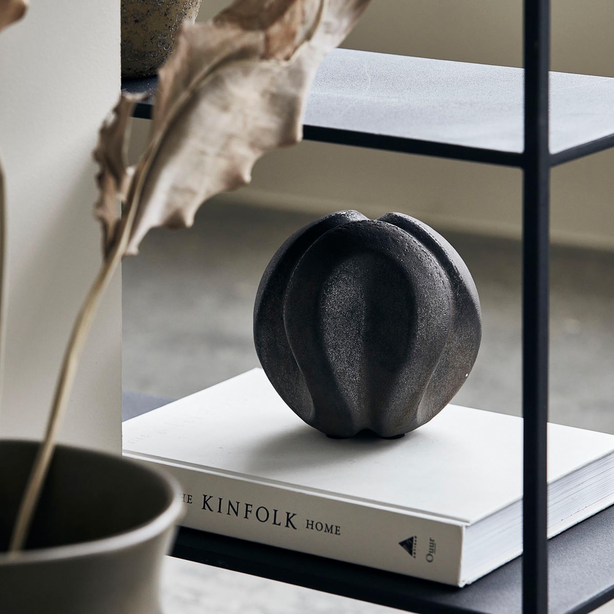 Modernes Steingut-Kunstwerk Slinger von House Doctor, stilvoll und einzigartig.