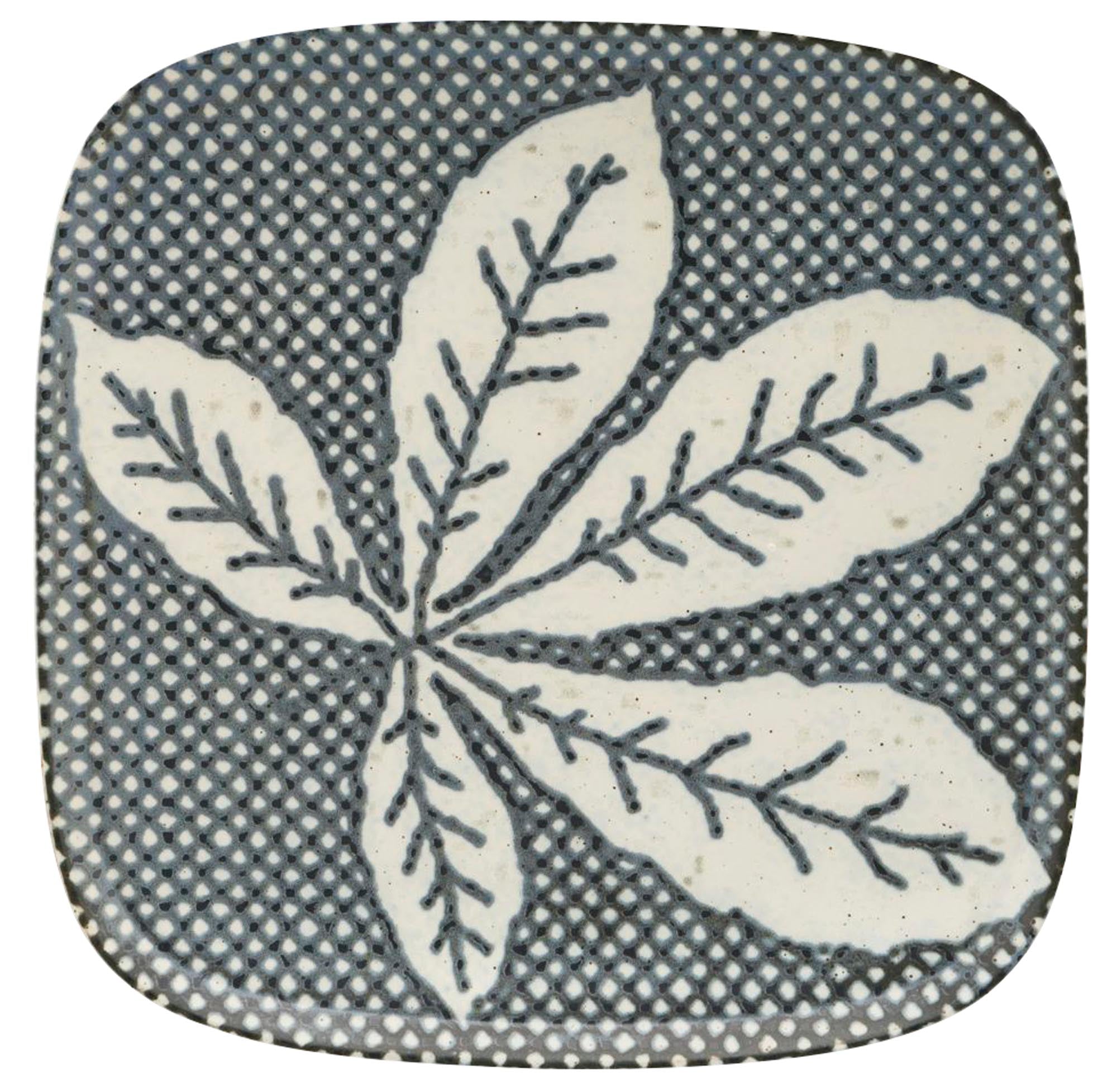 Eleganter Keramikteller in Grau-Weiss mit Blattmotiv, quadratisch, robust, mikrowellen- und spülmaschinenfest.