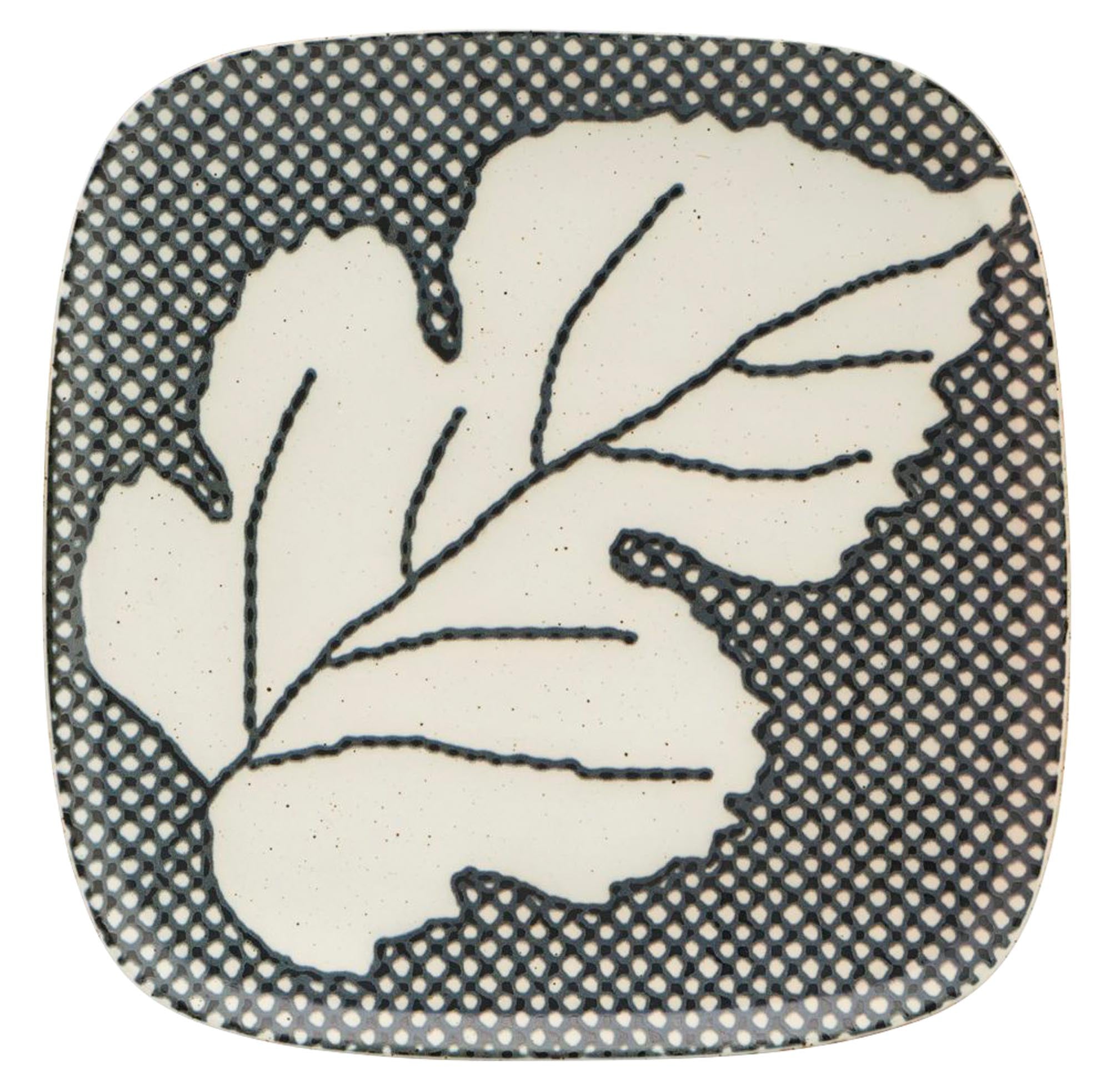 Entdecke den eleganten Teller Ash von House Doctor aus hochwertigem Steinzeug. Ideal für kreative Tischgestaltung und vielseitige Anlässe.