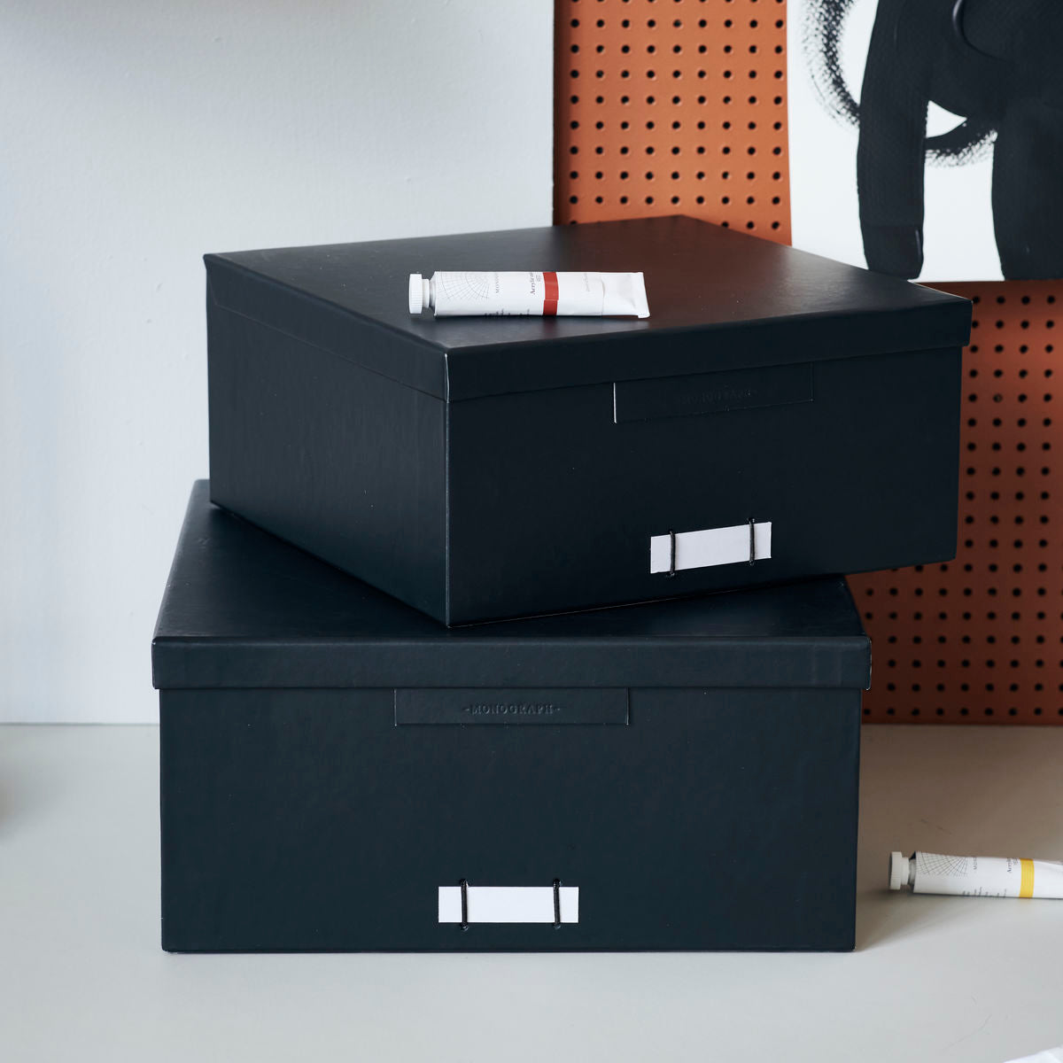 Elegante schwarze Aufbewahrungsboxen von House Doctor für stilvolle Organisation im Büro oder Zuhause.