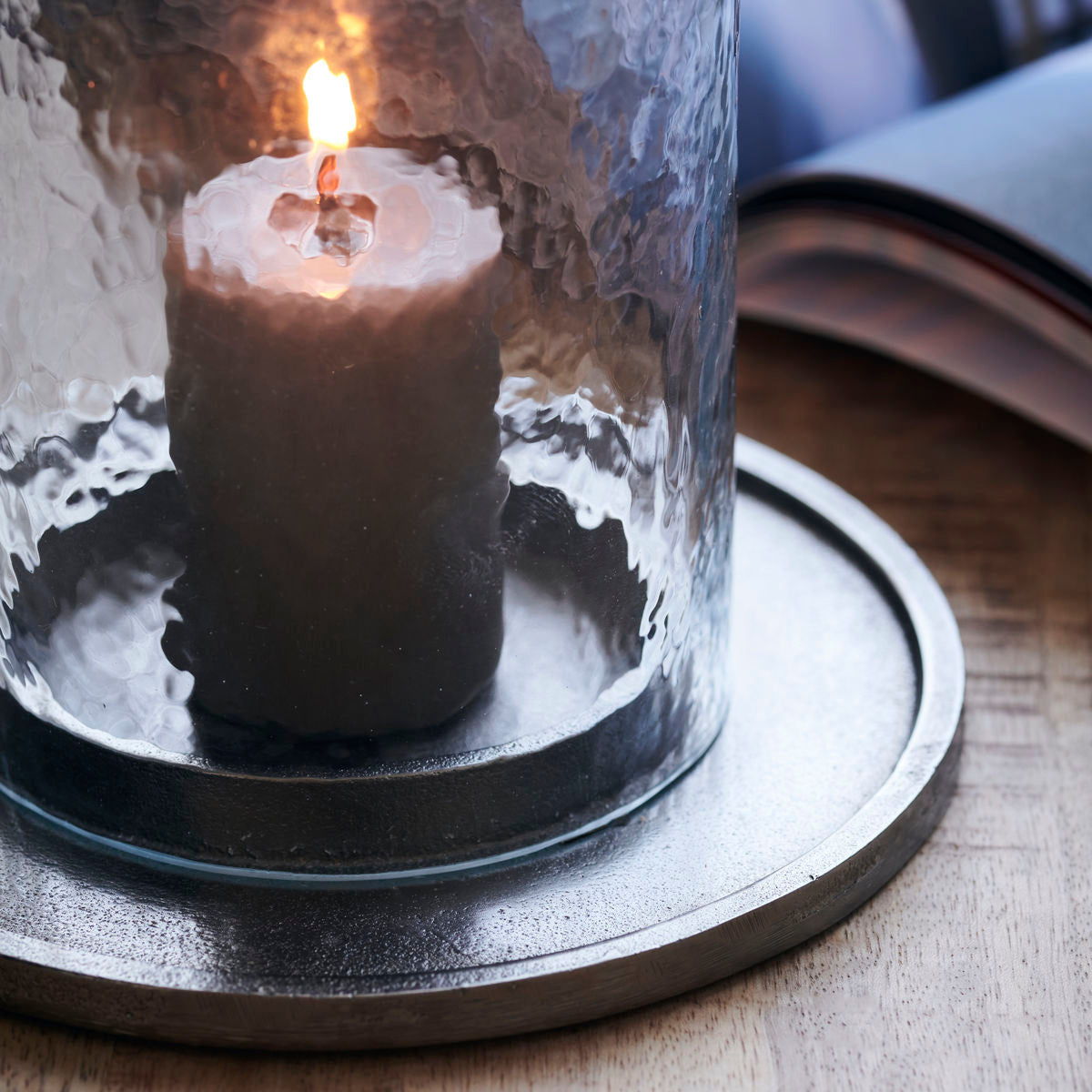 Eleganter Kerzenständer Cyclo von House Doctor, der mit seinem goldenen Messing-Finish und femininer Glasstruktur für gemütliche Lichtakzente sorgt.