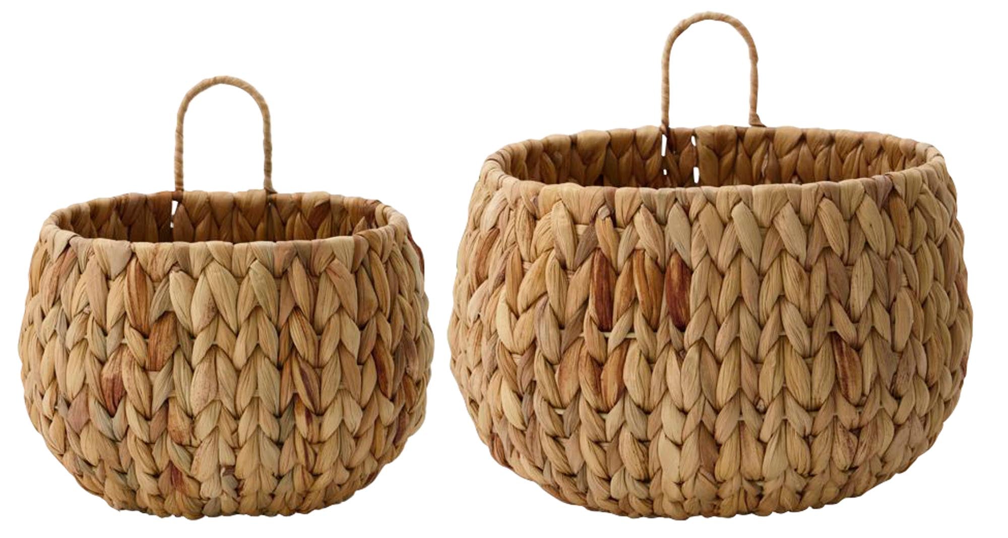 Elegante Hängekörbe aus Wasserhyazinthe, handgeflochten für stilvolle Aufbewahrung im Bad.