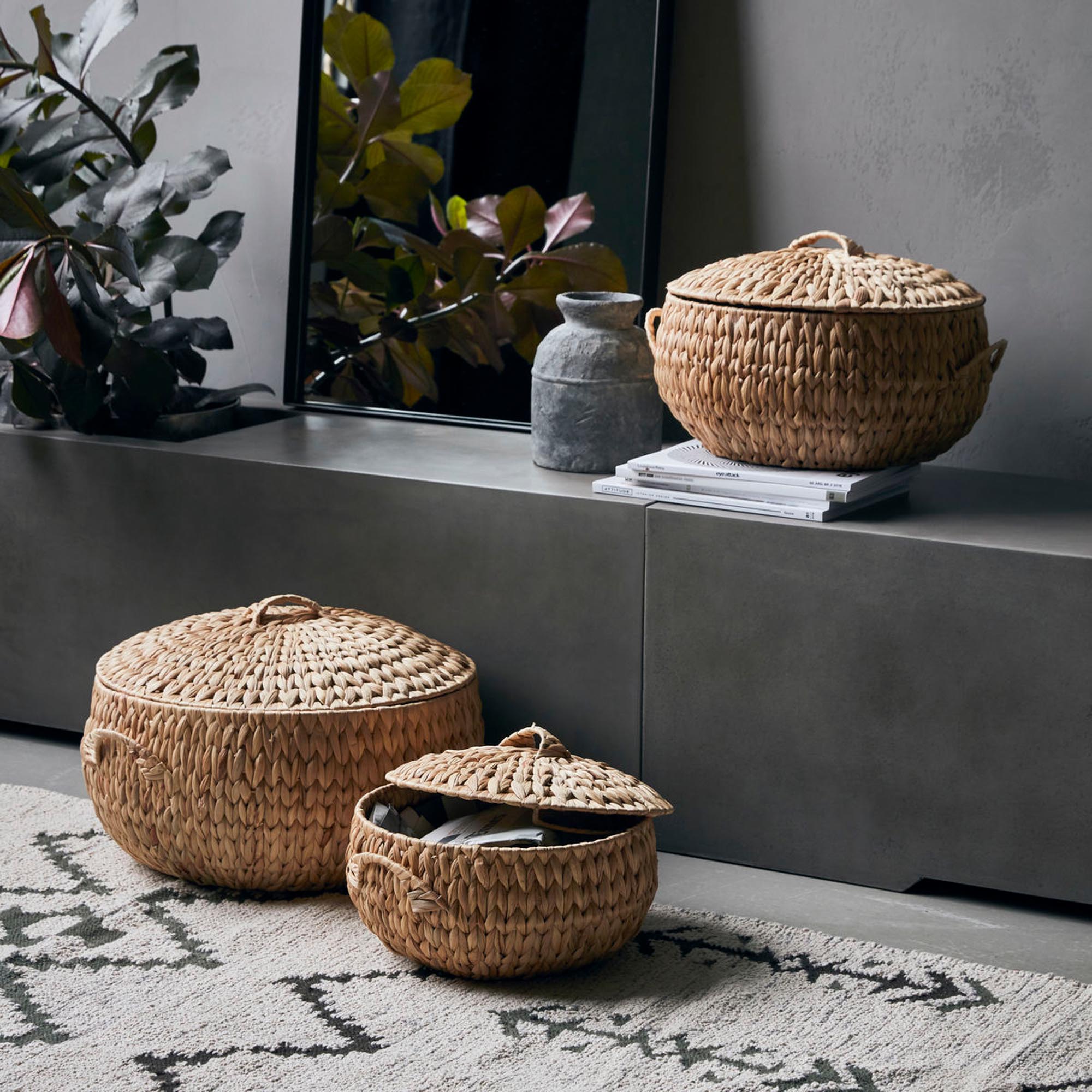 Set aus drei handgeflochtenen Körben von House Doctor aus Wasserhyazinthe. Ideal für stilvolle Aufbewahrung in jedem Raum.