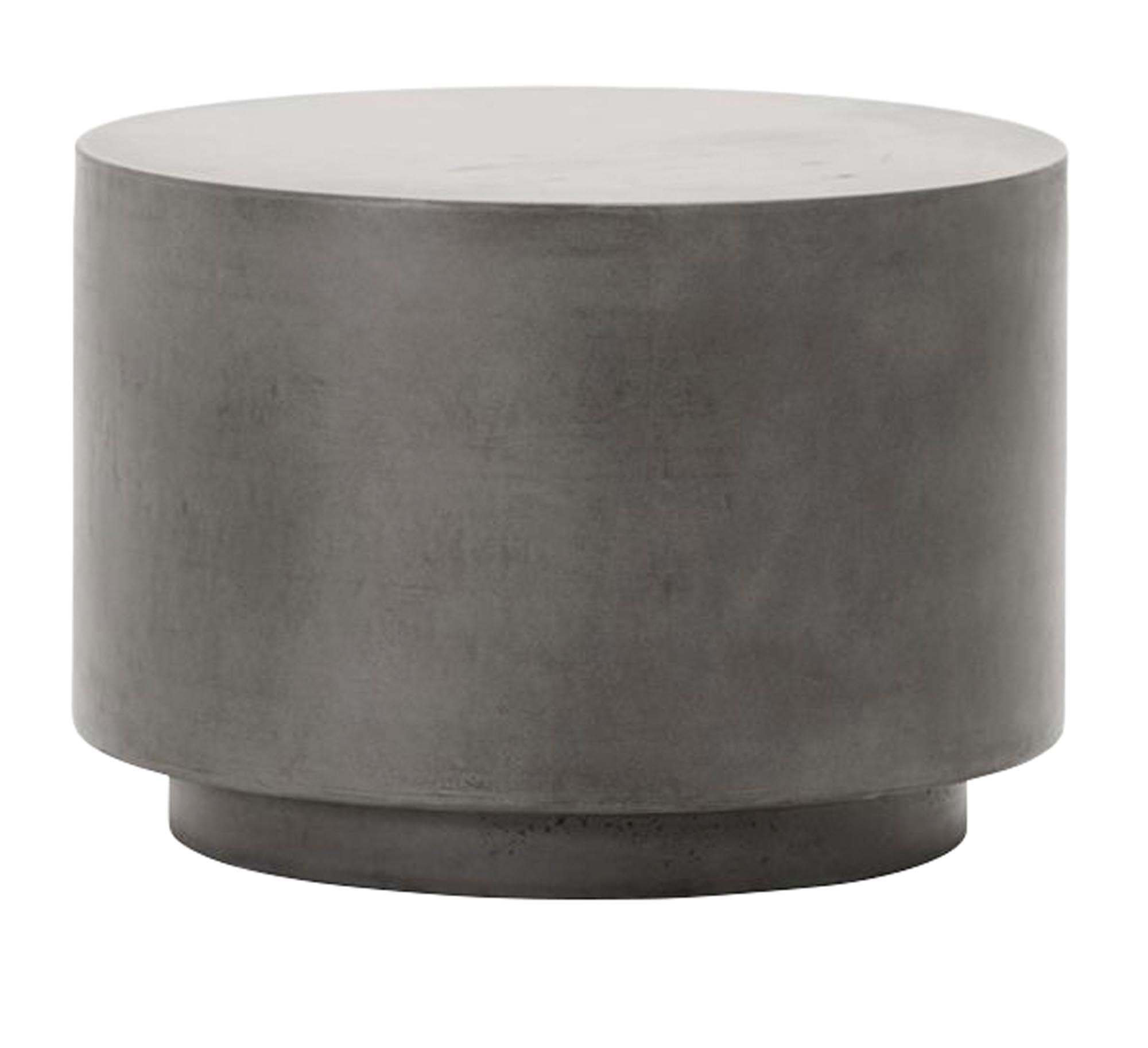 Der "Out" Tisch von House Doctor aus Beton besticht durch sein minimalistisches Design und seine Strapazierfähigkeit. Ideal für drinnen und draussen, verleiht er jedem Raum einen zeitlosen, industriellen Look. Handgefertigt mit einzigartigem Charakter.