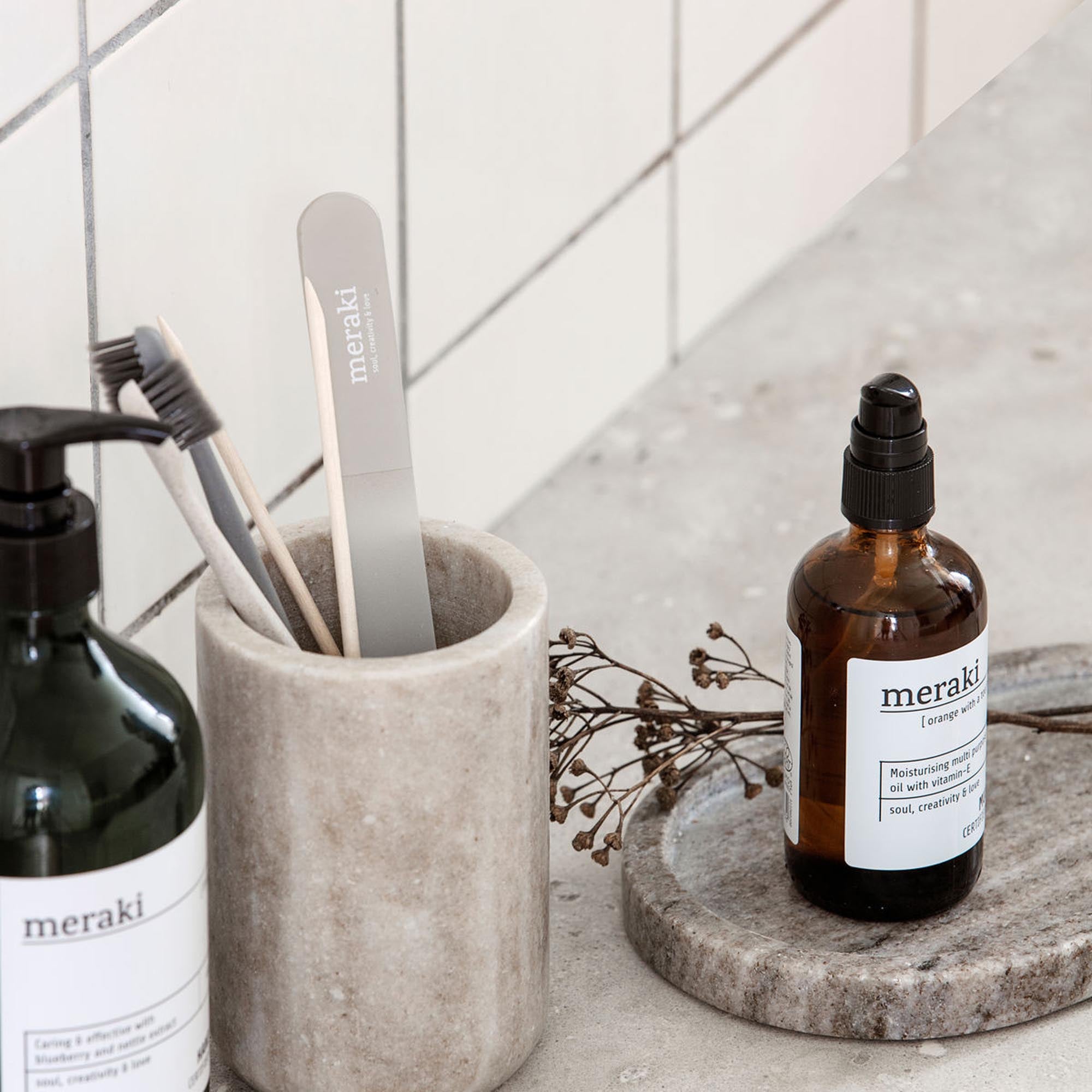 Elegantes, beiges MKMarble Tablett von Meraki, ideal für stilvolle Badorganisation und Dekoration. Perfekt für jedes Badezimmer.