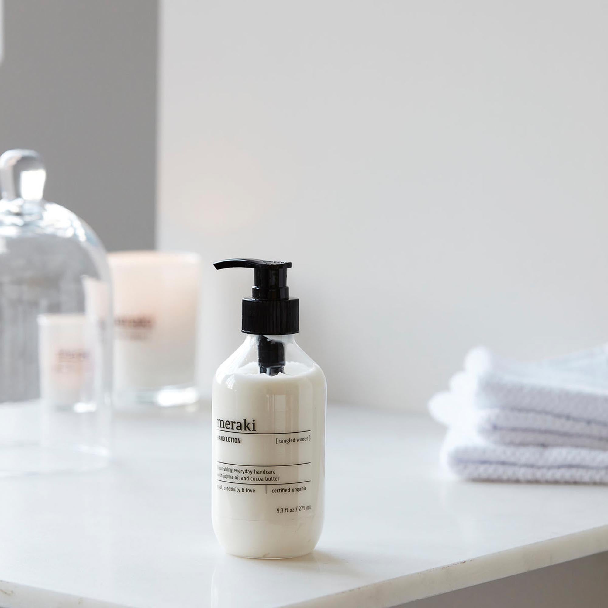 Verwöhnen Sie Ihre Hände mit Merakis Tangled Woods Handlotion.