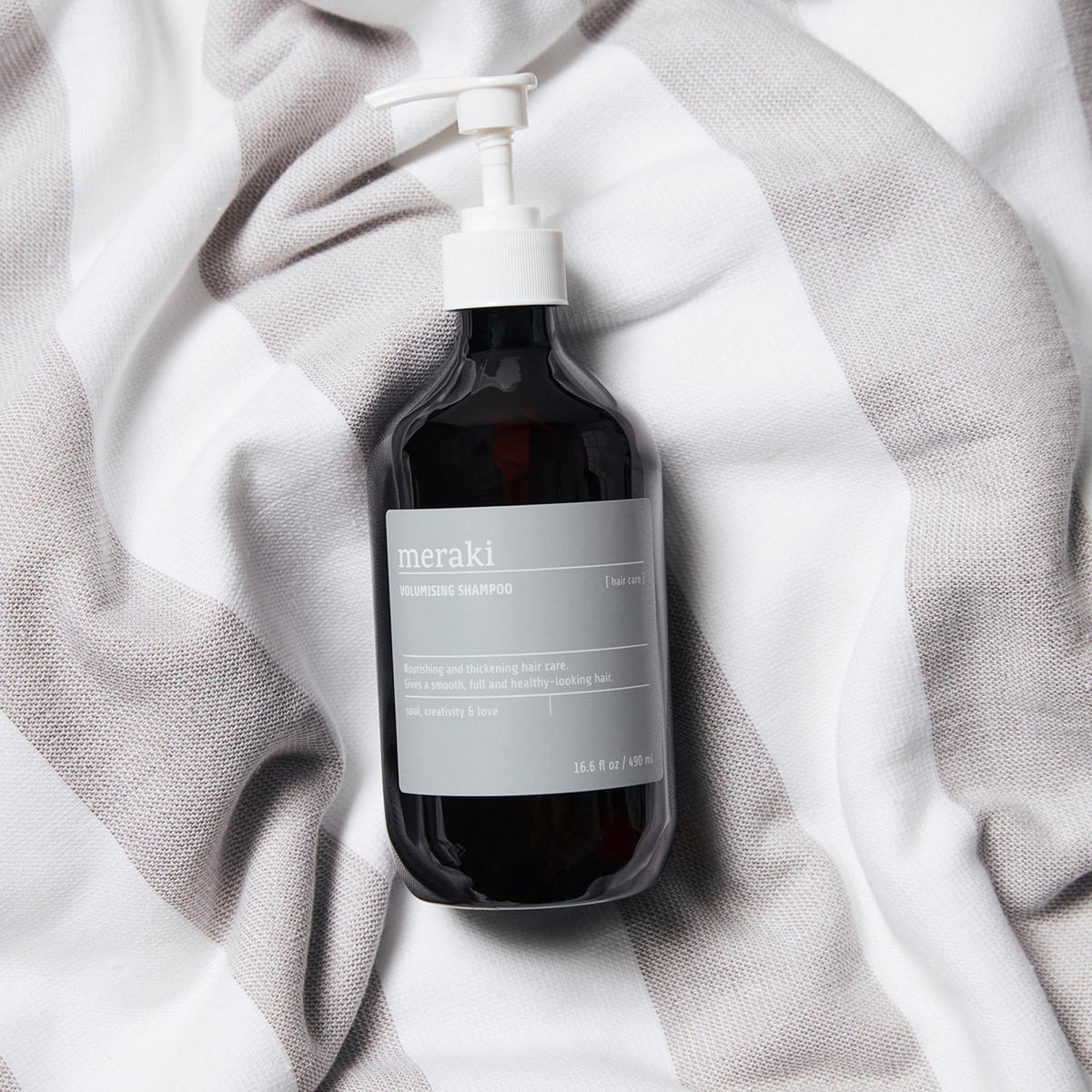Volumising shampoo in Braun präsentiert im Onlineshop von KAQTU Design AG. Duschmittel + Shampoo ist von Meraki