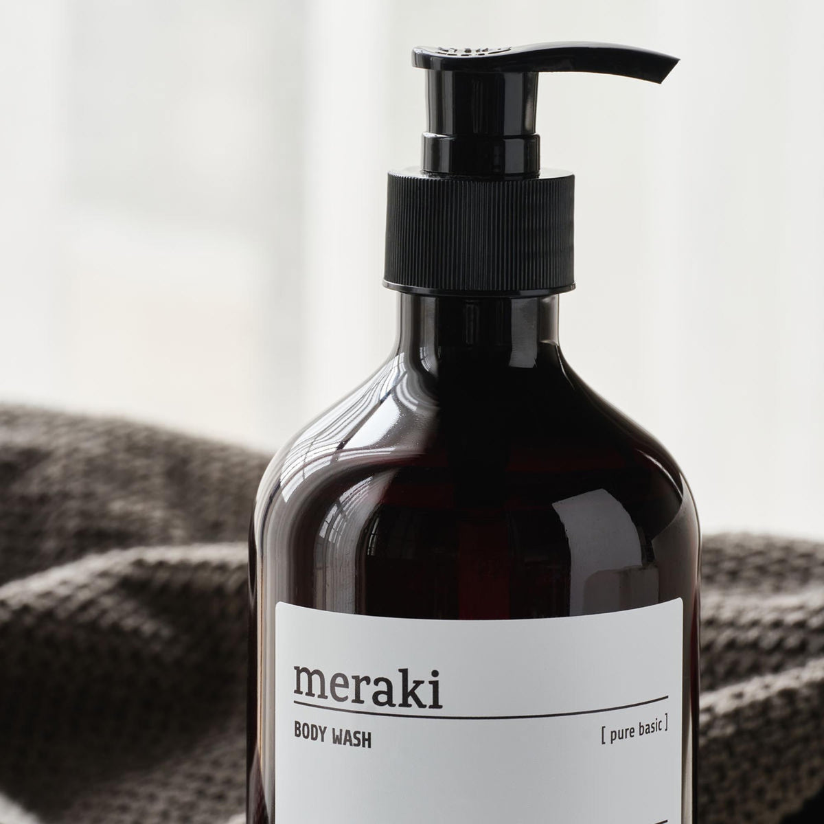 Body wash, Pure basic in Braun präsentiert im Onlineshop von KAQTU Design AG. Duschmittel + Shampoo ist von Meraki