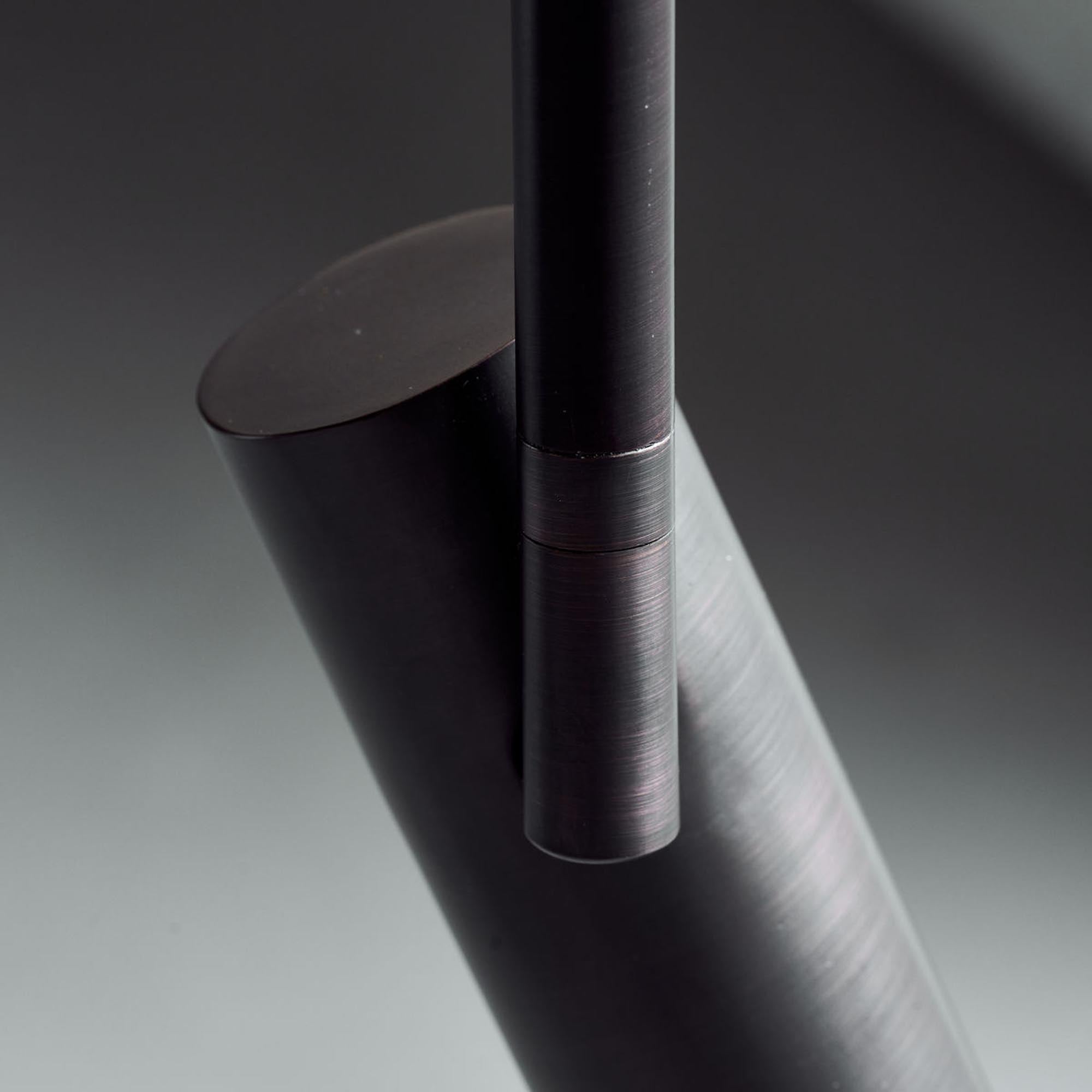 Elegante Pendelleuchte in antikem Schwarz, robust und vielseitig, für stilvolle Akzente im modernen Zuhause.