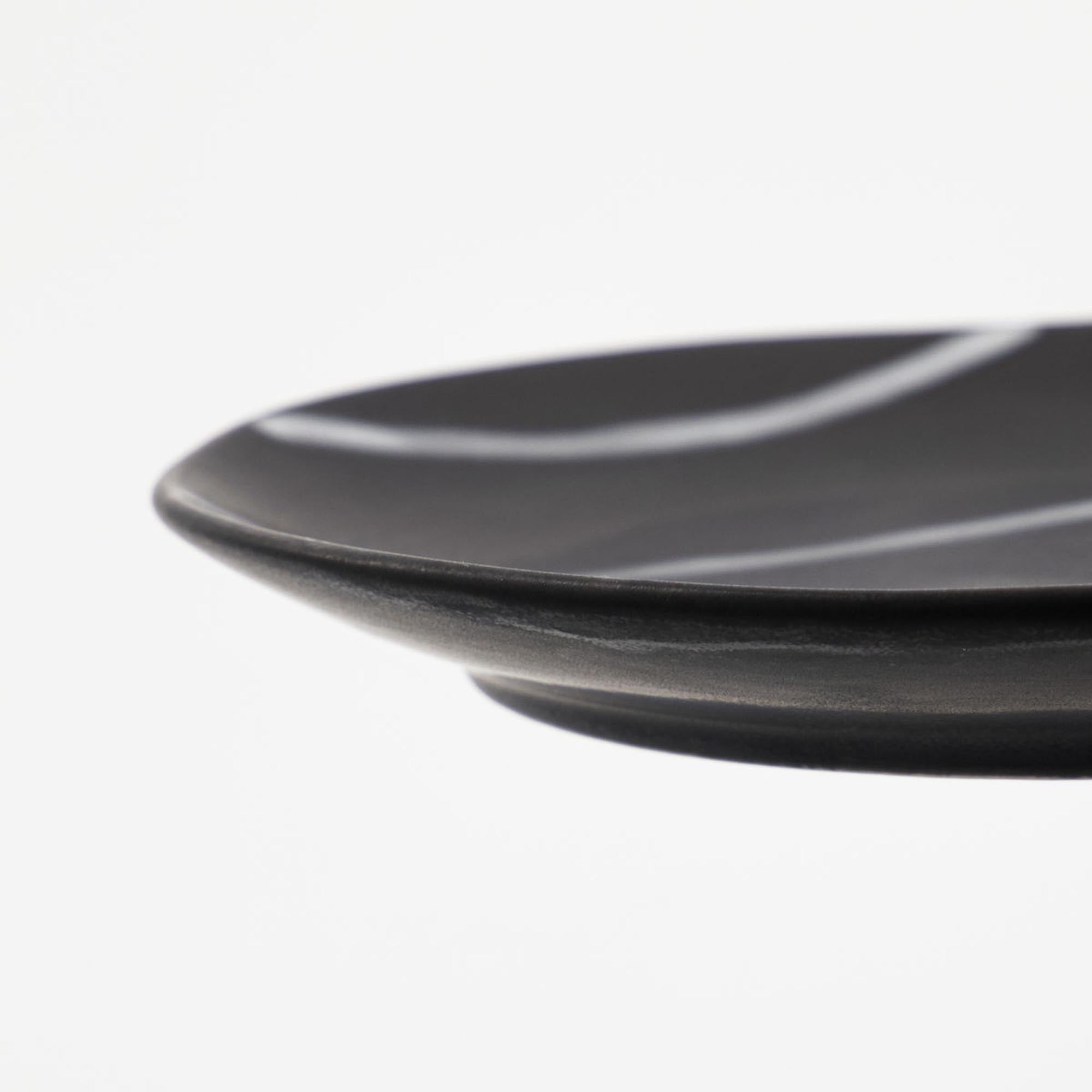 Eleganter HDLine Teller von House Doctor in edlem Schwarz/Braun.