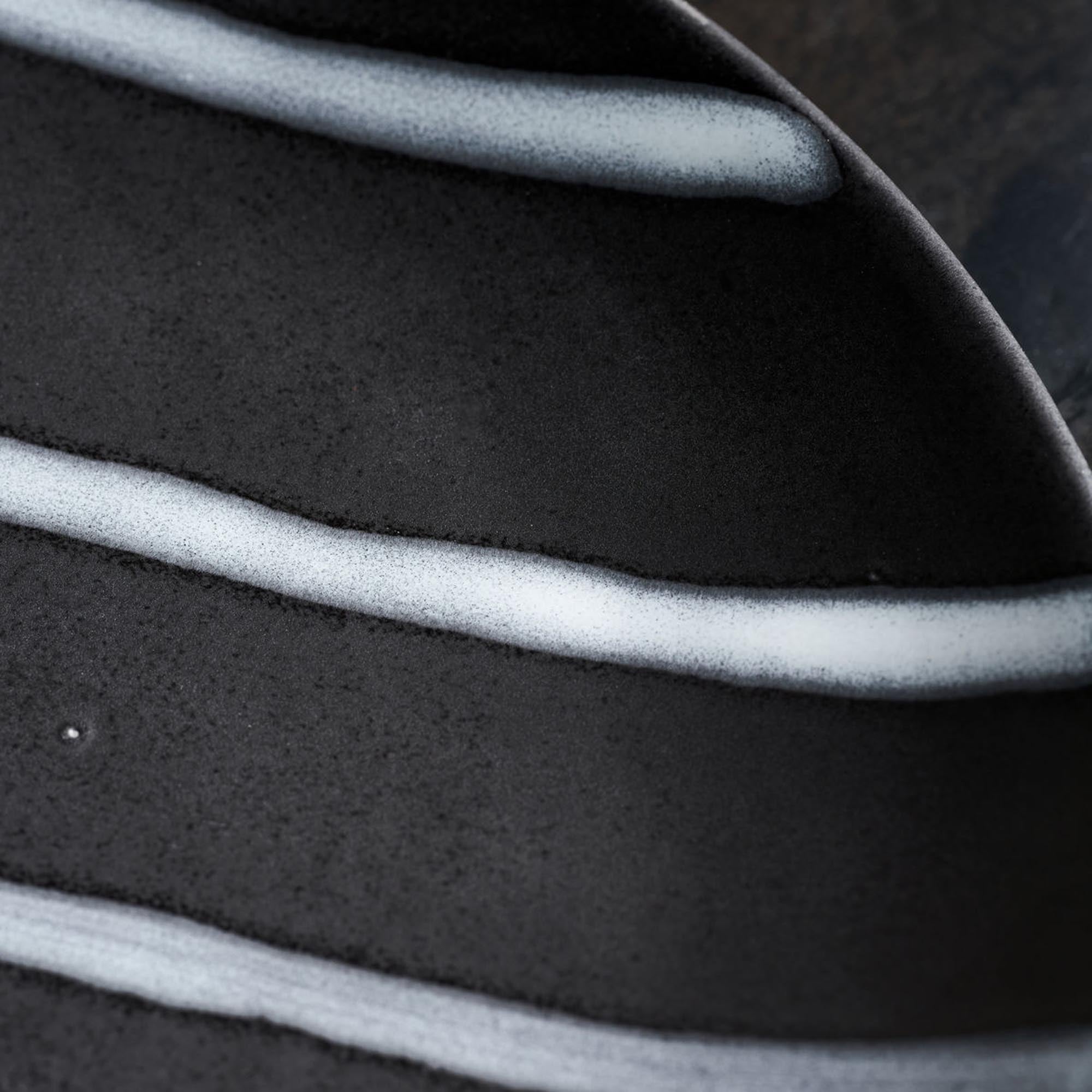 Stilvoller HDLine Teller von House Doctor in Schwarz/Braun.