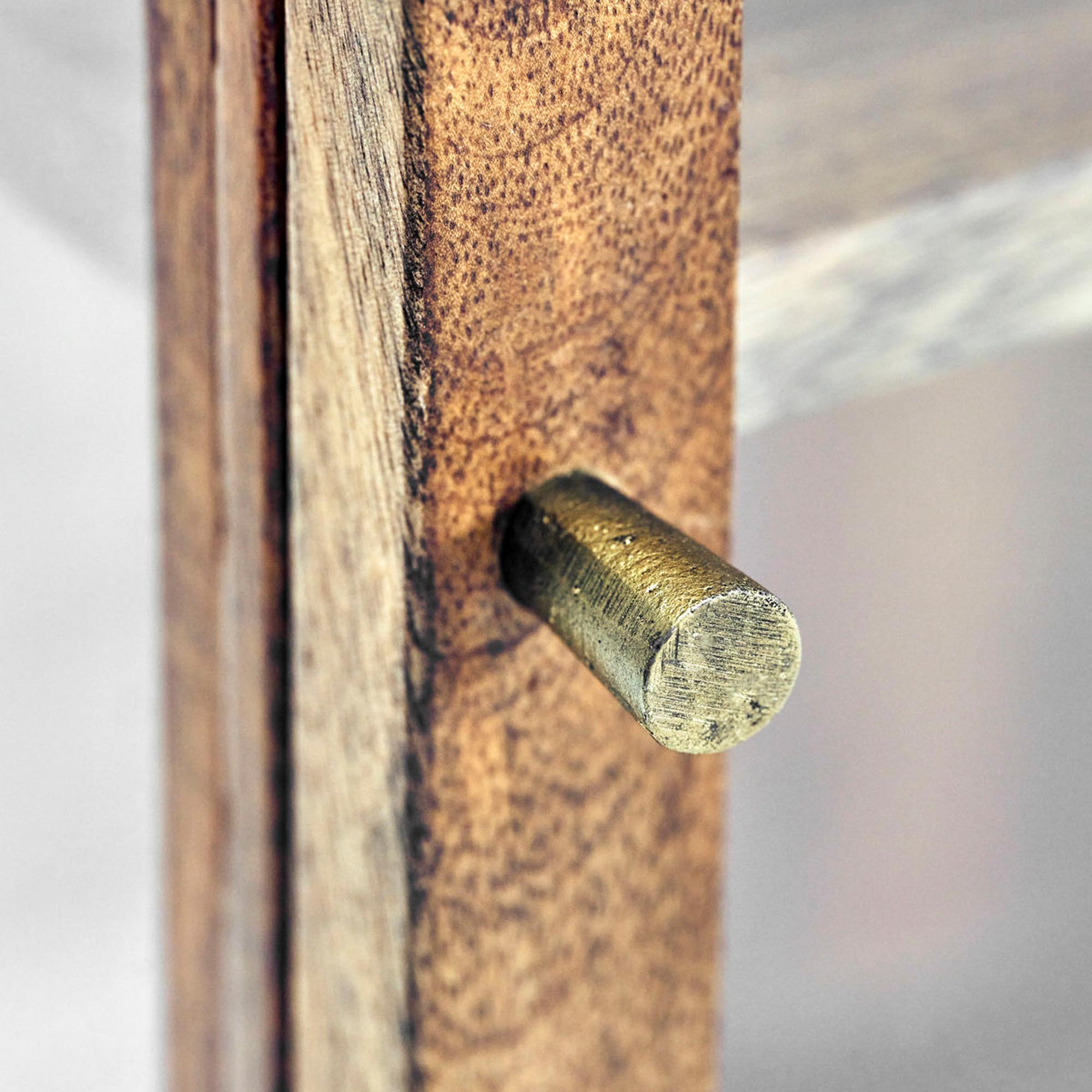 Stilvoller House Doctor Schrank aus Mangoholz, naturbelassen.