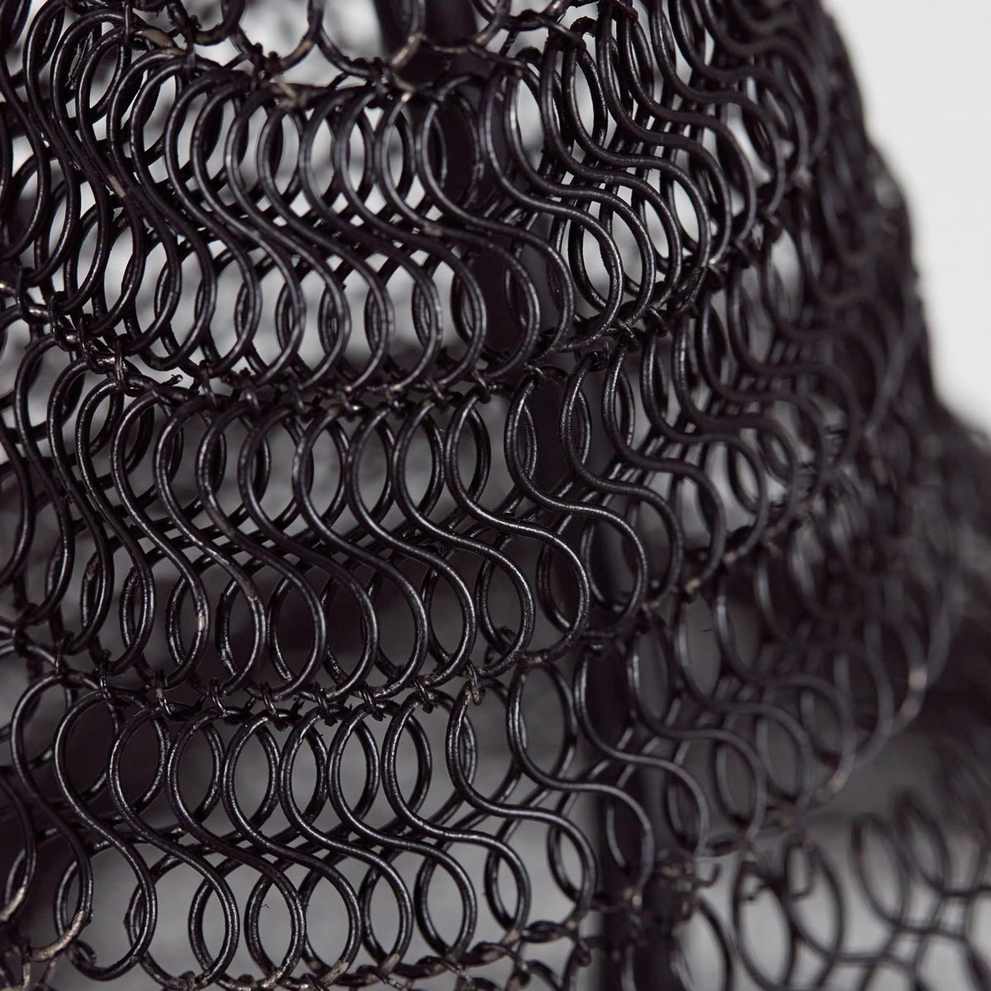 Elegante schwarze Pendelleuchte HDMesh von House Doctor, ideal für zeitgemäße Innenräume und stimmungsvolle Beleuchtung.