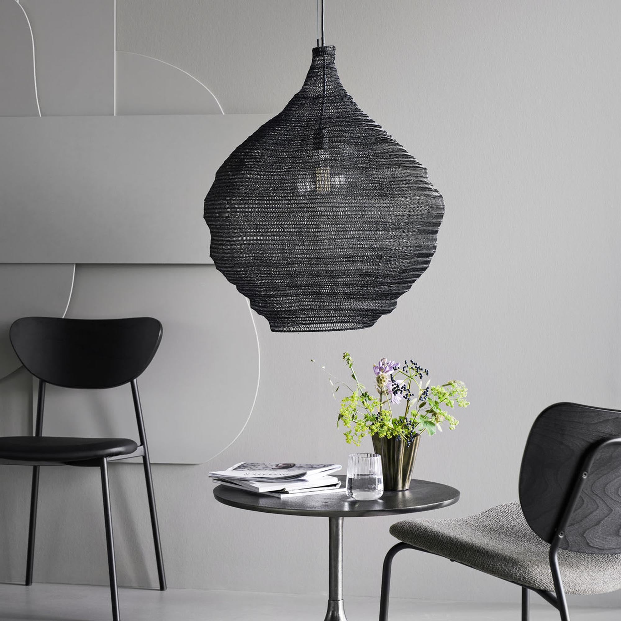 Elegante schwarze Pendelleuchte HDMesh von House Doctor, ideal für stilvolle Innenräume und stimmungsvolle Beleuchtung.