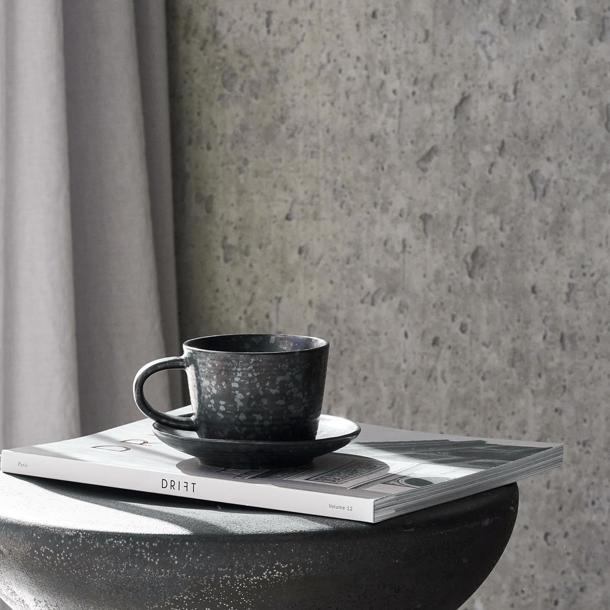 Elegante House Doctor Tasse mit Untertasse in Schwarz/Braun.