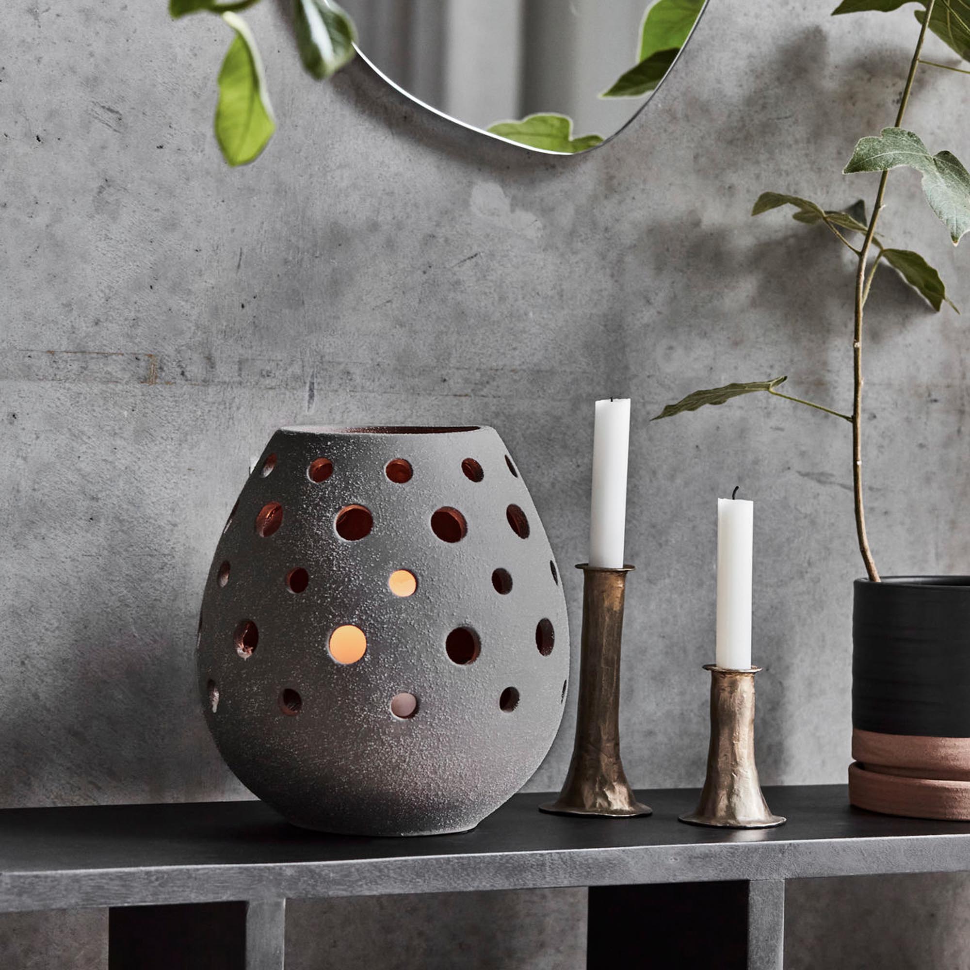 Eleganter grauer Kerzenständer von House Doctor, HDArtie, ideal für stilvolle Dekoration und gemütliche Atmosphäre.