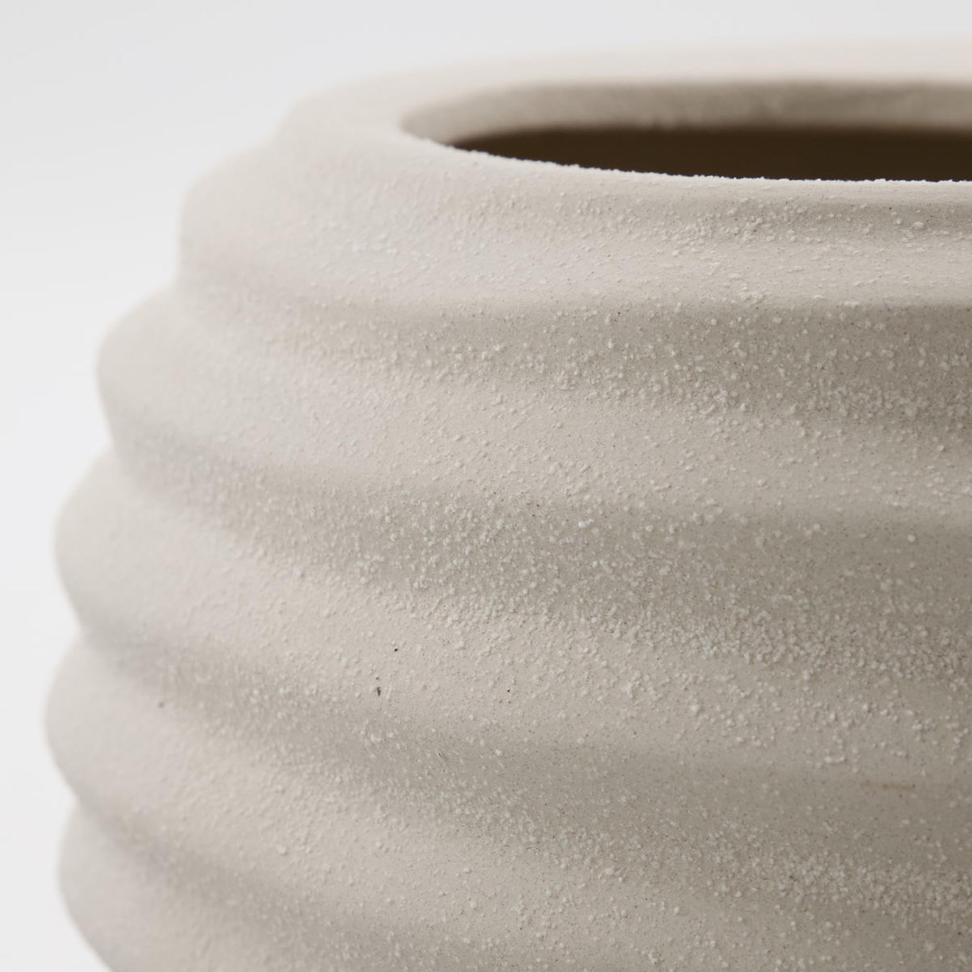 Stilvoller House Doctor Blumentopf HDHapp in elegantem Off-White.