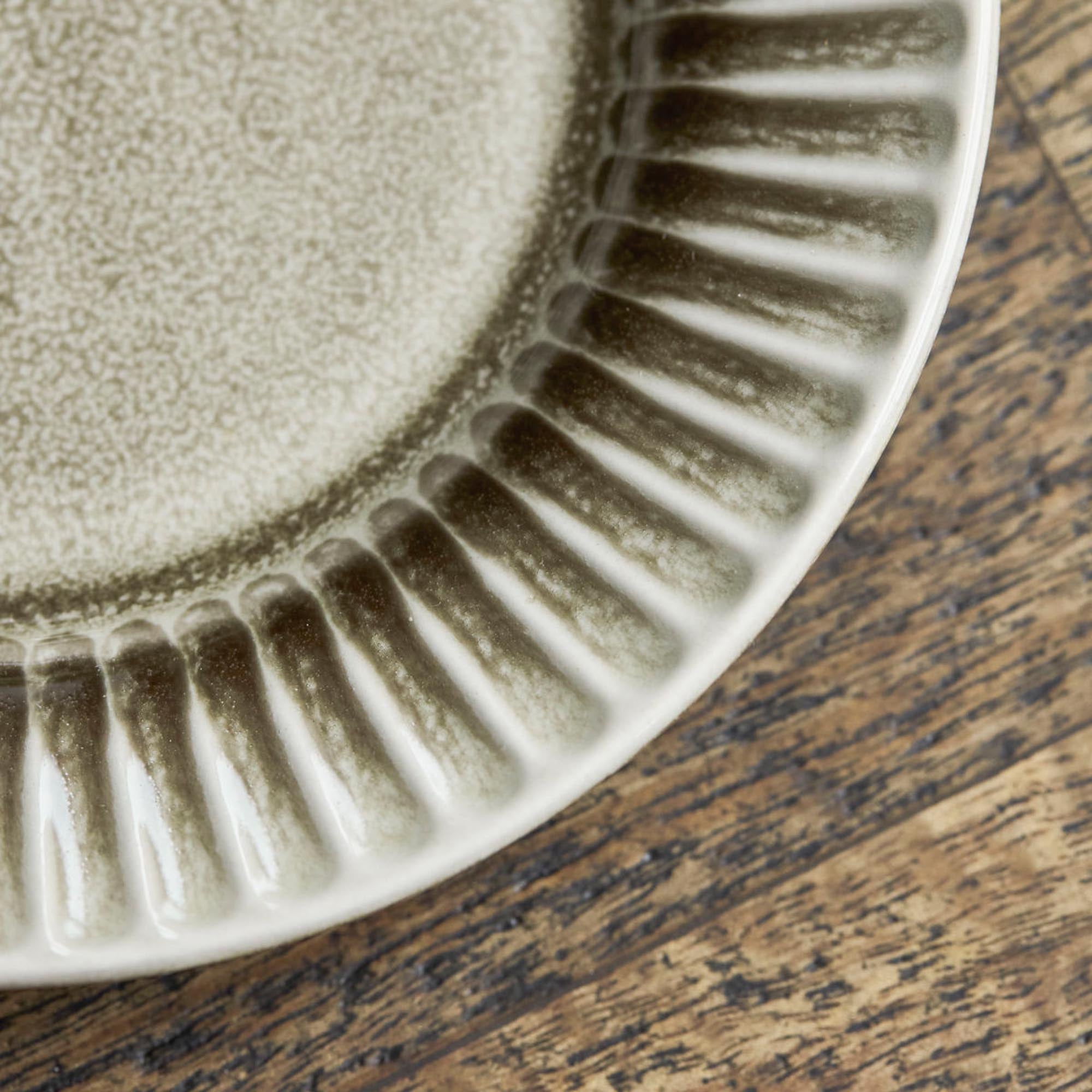 Moderner HDPleat Kuchenteller von House Doctor in Grau/Braun.