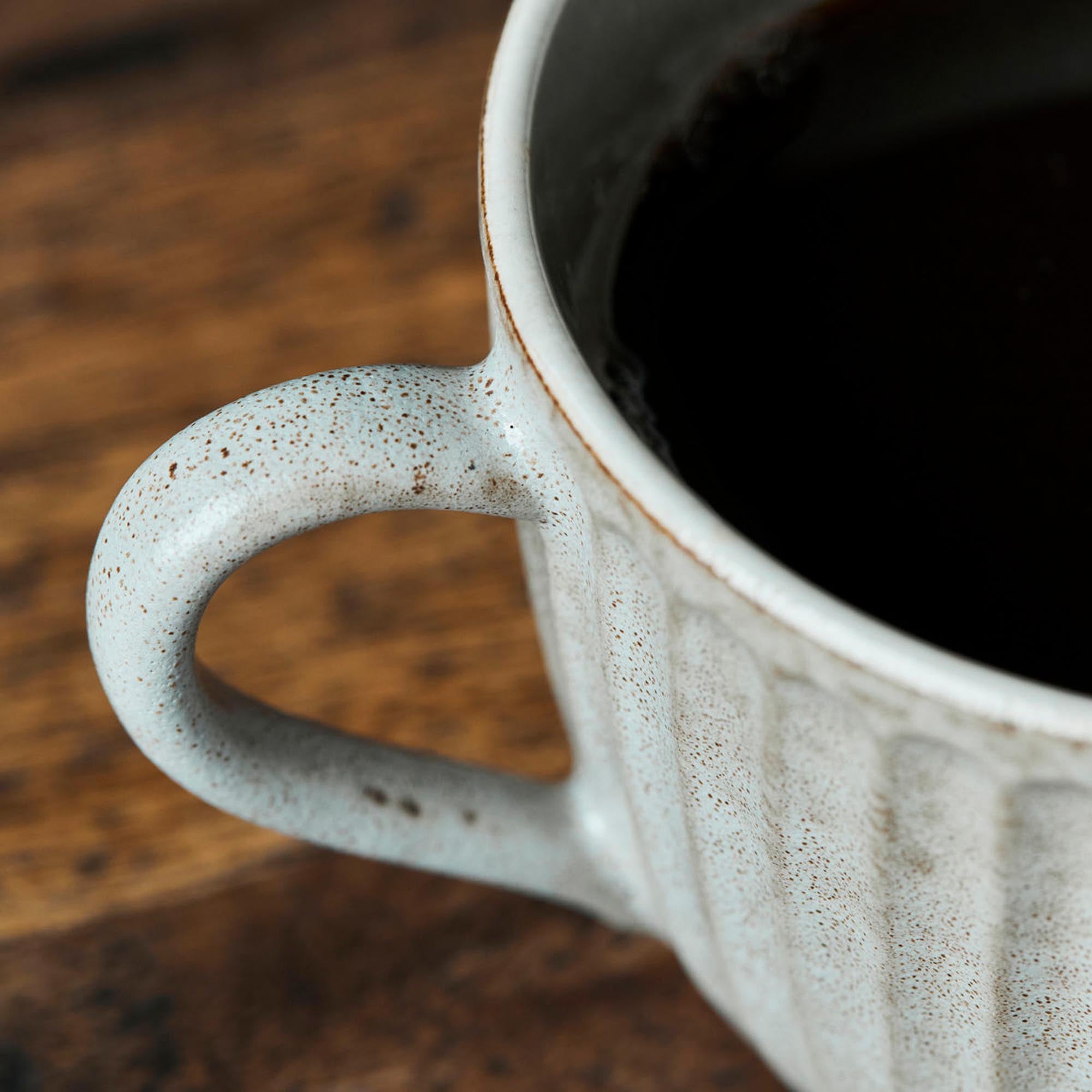 Elegante HDPleat Tasse von House Doctor in stilvollem Graubraun.