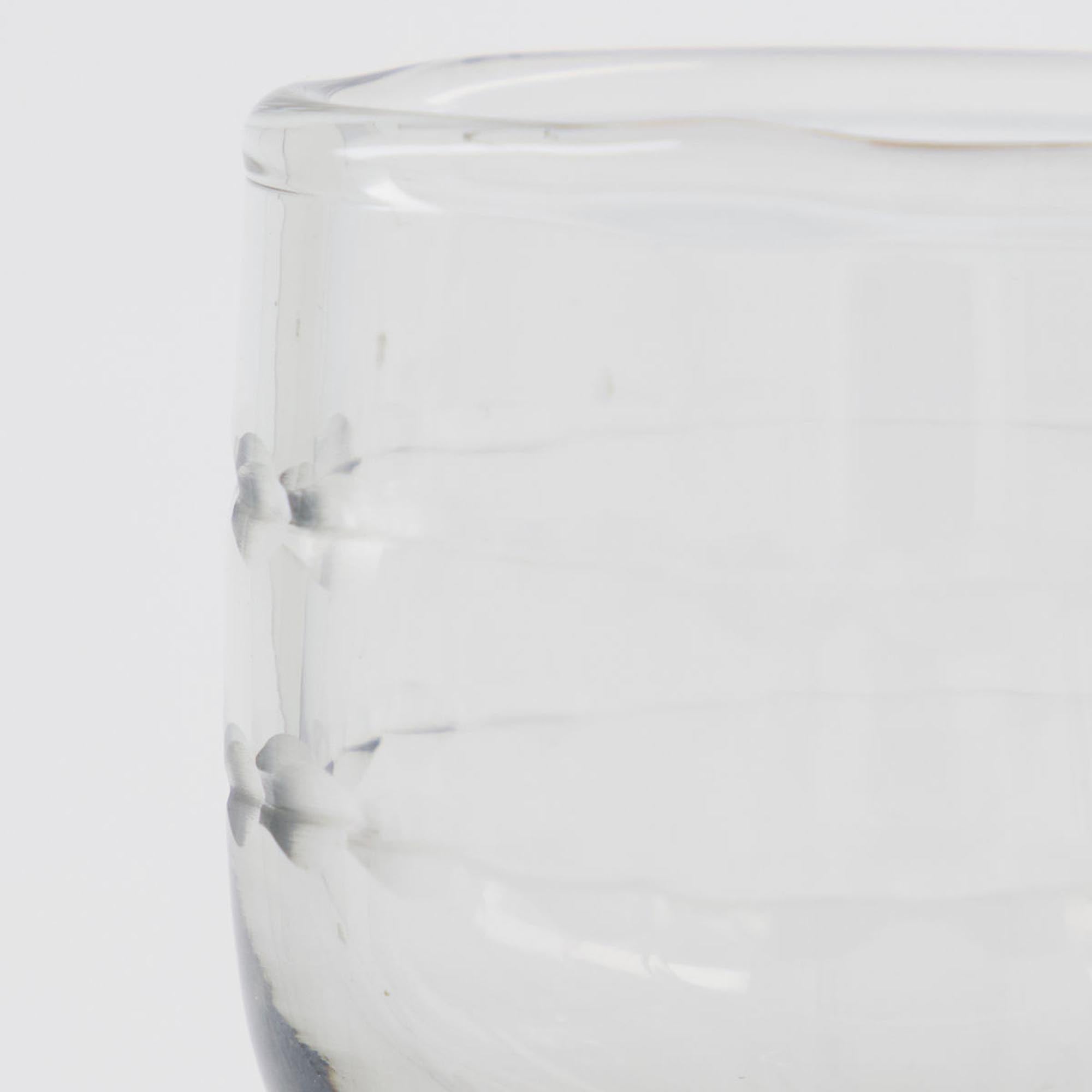 Elegantes Likörglas von House Doctor, mundgeblasen und einzigartig. Verleiht jedem Tisch einen Hauch von Vintage-Charme und Stil.