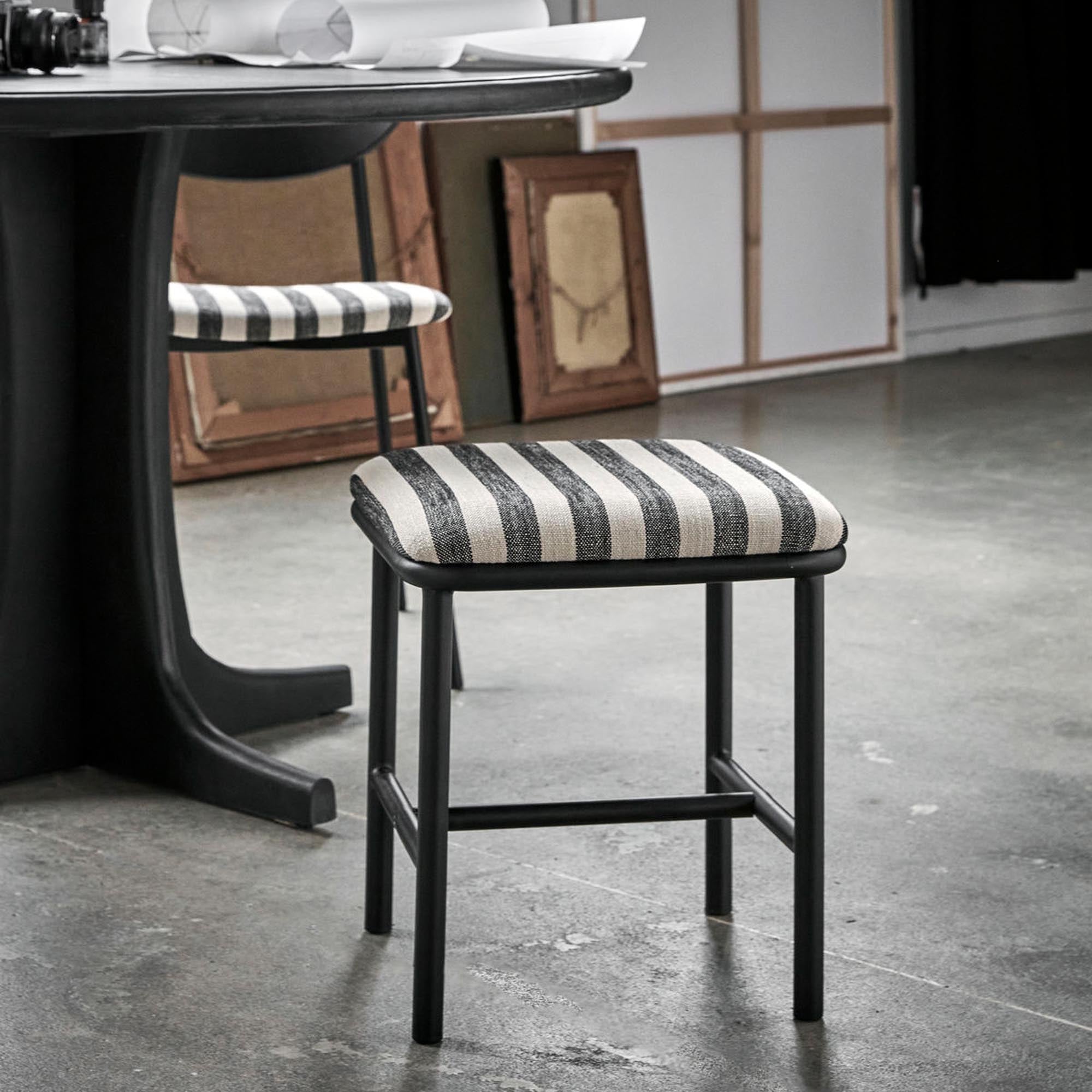Eleganter Hocker HDToda in Schwarz/Off-Weiss von House Doctor.