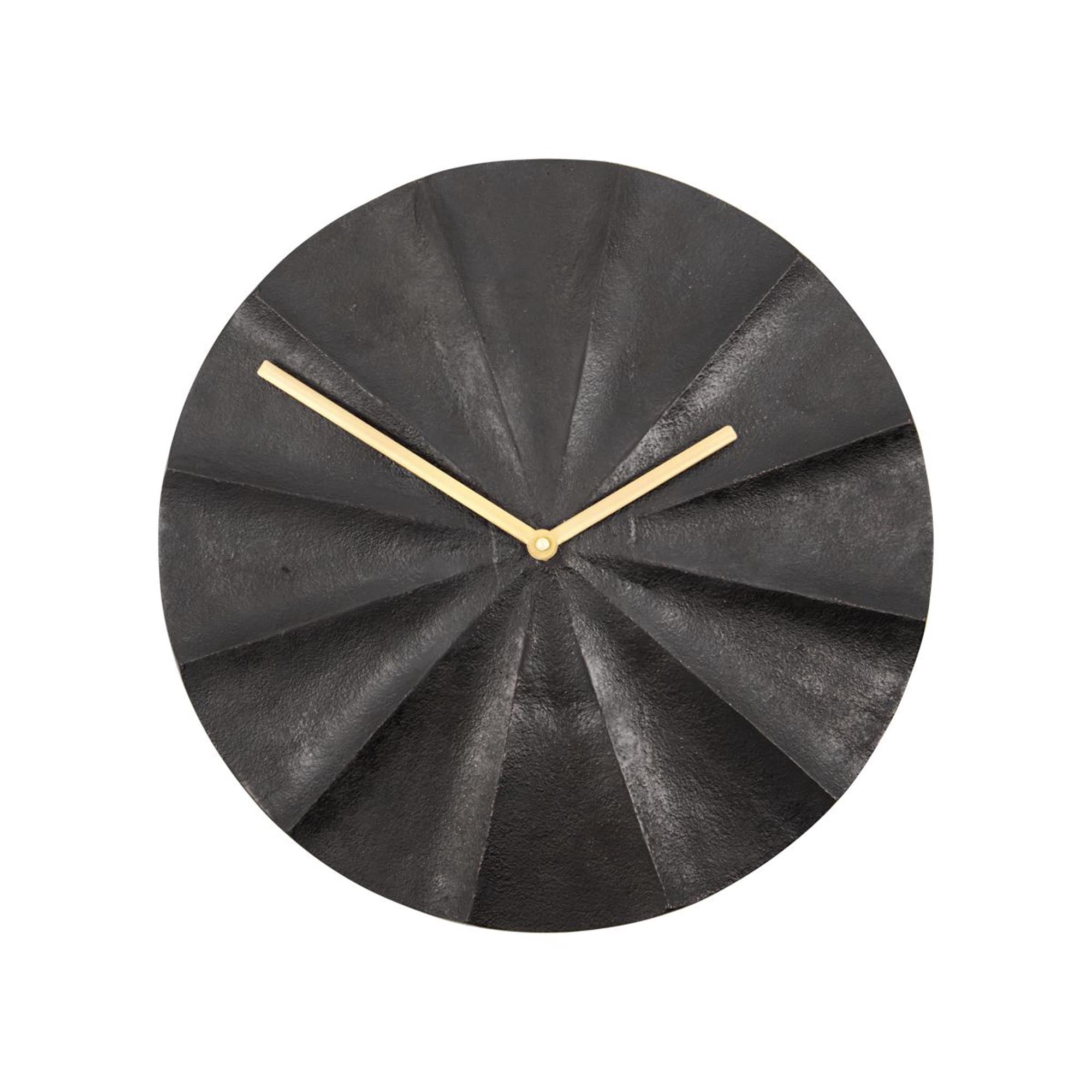 Entdecken Sie die HDShow Wanduhr von House Doctor in Messingbraun. Stilvolles Design, langlebige Materialien und praktische Messingzeiger für jeden Raum.