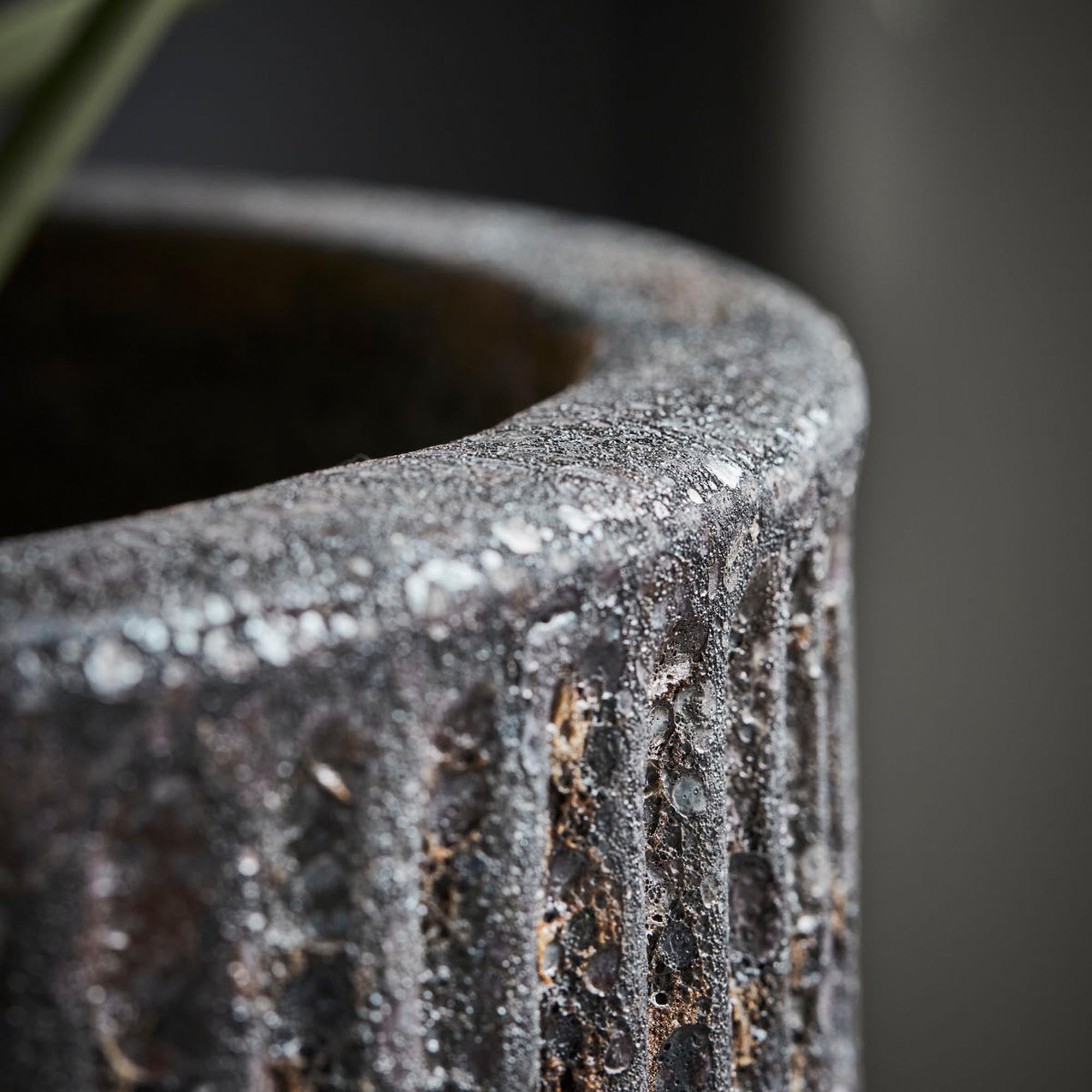 Eleganter Blumentopf HDSuco in Grau von House Doctor für Ihr Zuhause.