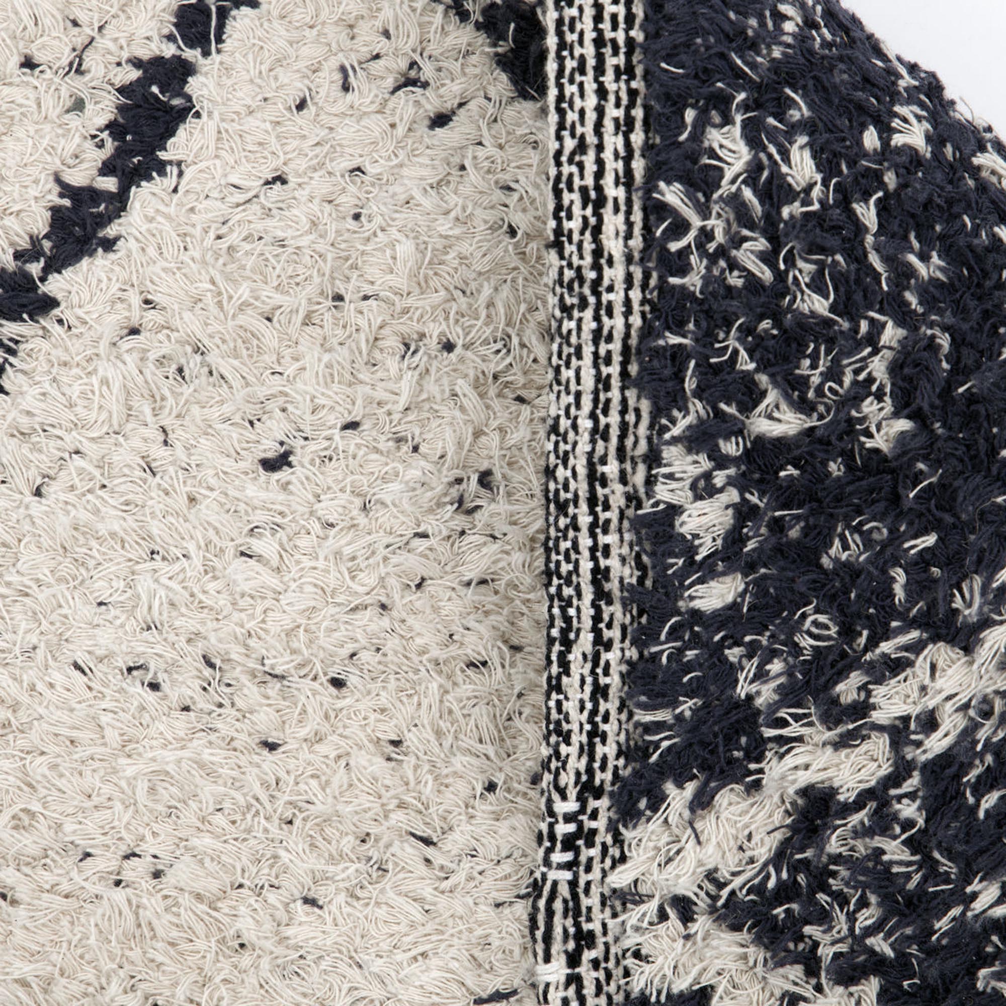 Luxuriöser HDCruz Teppich von House Doctor in Creme und Grau.