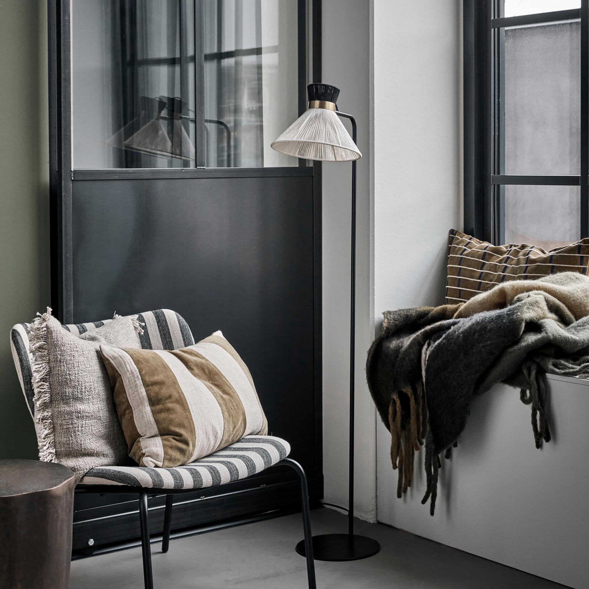 Moderne Stehlampe HDCord in Schwarz von House Doctor für stilvolle Räume.