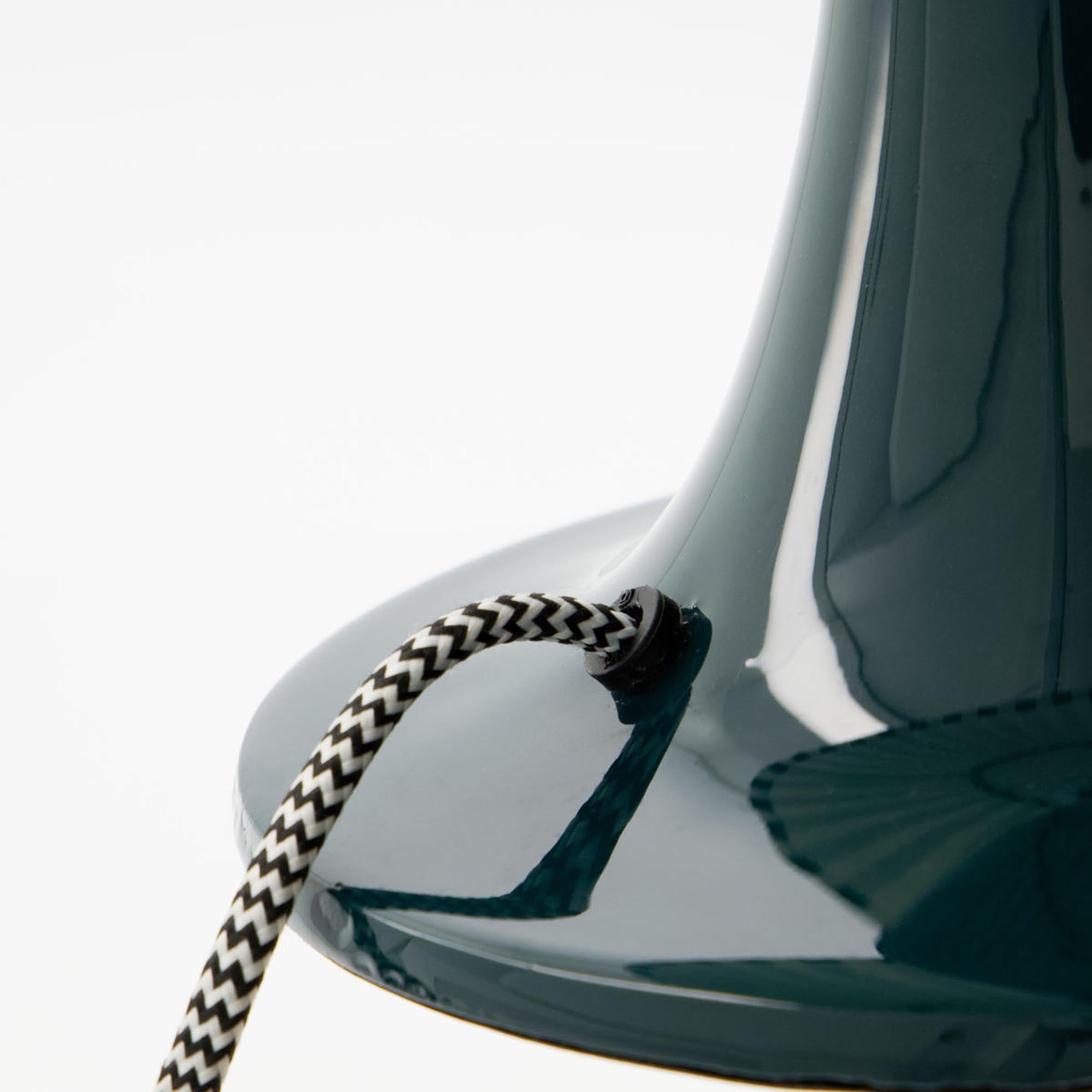 Moderne Tischleuchte HDTulip in Grün von House Doctor, elegant.