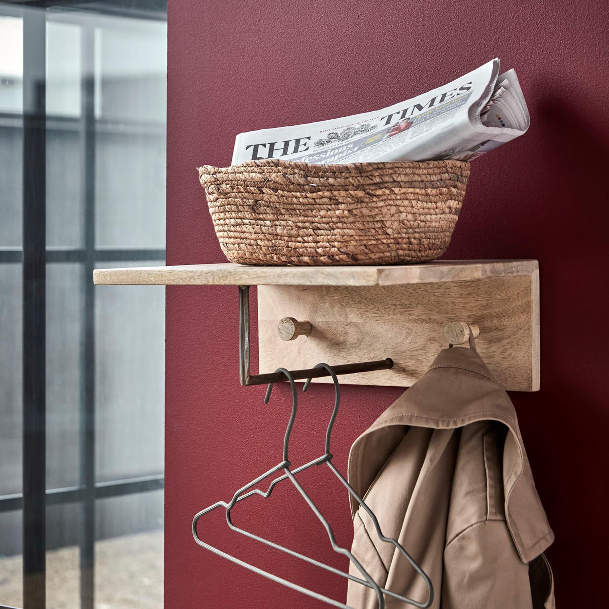 Elegante Hakenleiste HDSate von House Doctor in natürlichem Design, ideal für stilvolle Aufbewahrung und Dekoration im Flur oder Schlafzimmer.