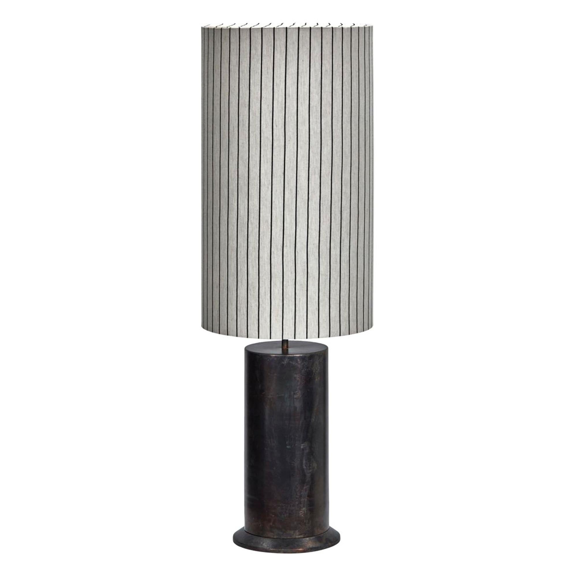 Elegante Stehlampe HDRafi von House Doctor: Antik-brauner Eisensockel, cremefarbener Baumwollschirm mit Streifen, 3m Textilkabel.