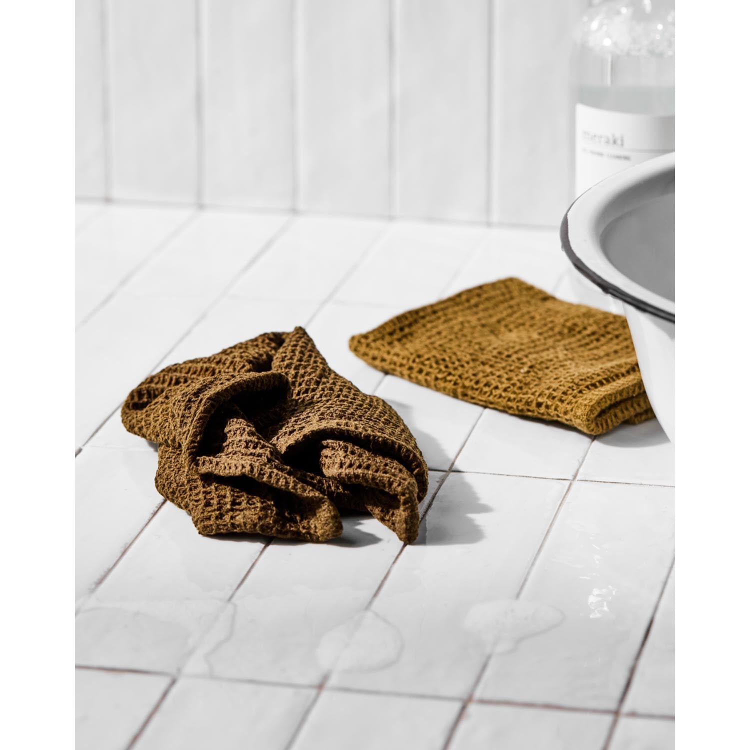 Hochwertiges Spültuch in dunklem Olivgrün von Meraki, stilvoll und funktional, ideal für eine moderne Küche.