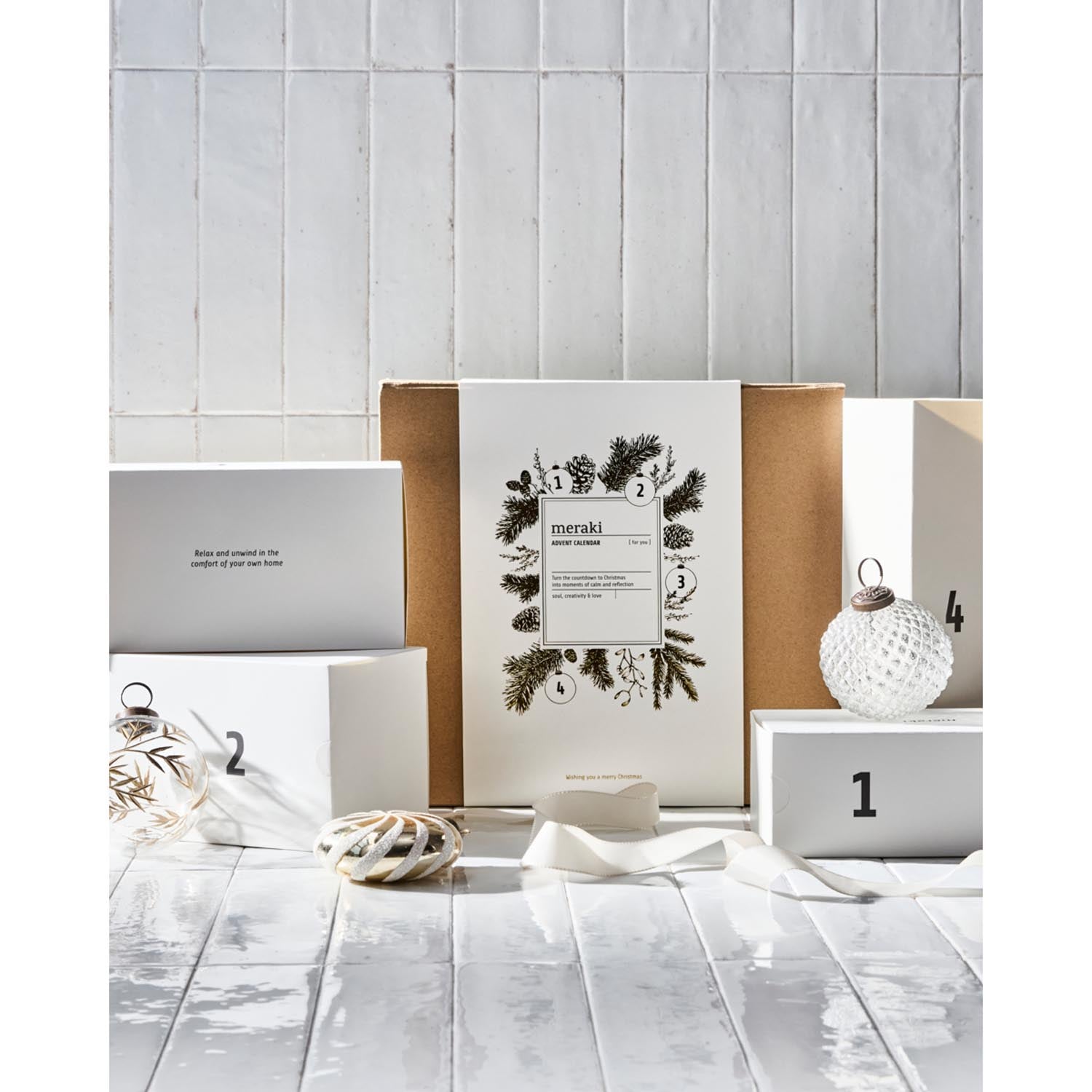 Elegante Geschenkbox von Meraki für Advent 2025, gefüllt mit hochwertigen Überraschungen für eine besinnliche Weihnachtszeit.