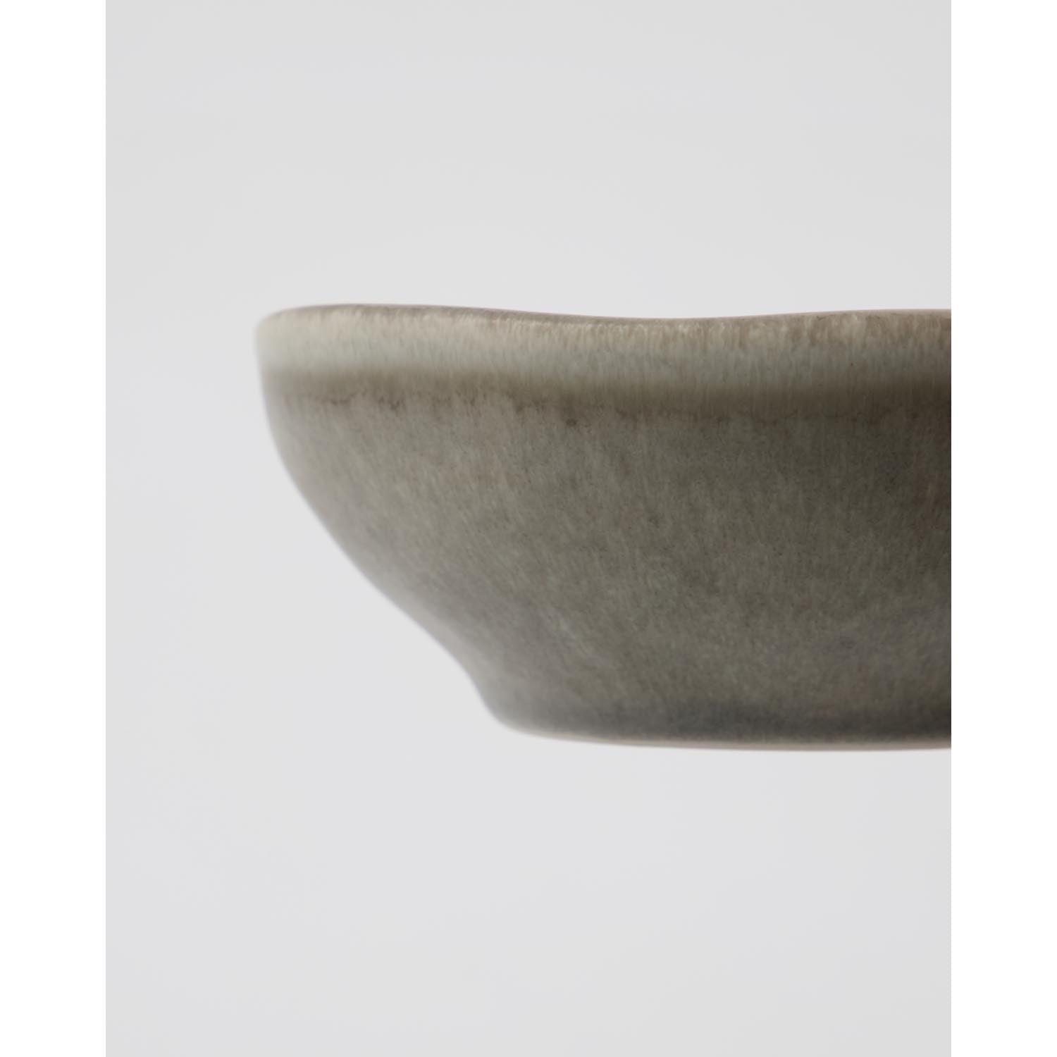 Elegante graue Schalen aus robustem Steinzeug, ideal für vielseitige Nutzung und stilvolle Tischdekoration.