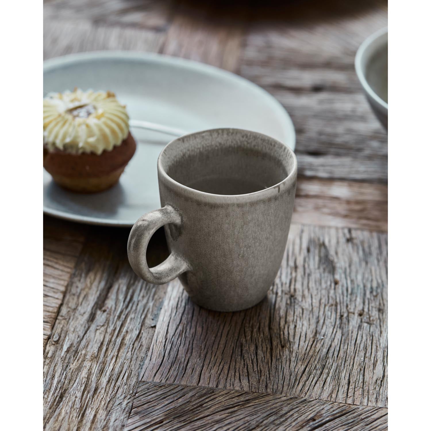 Elegante graue Tasse von House Doctor, ideal für Kaffee oder Tee. Zeitloses Design, hochwertige Verarbeitung, stilvoll und praktisch.