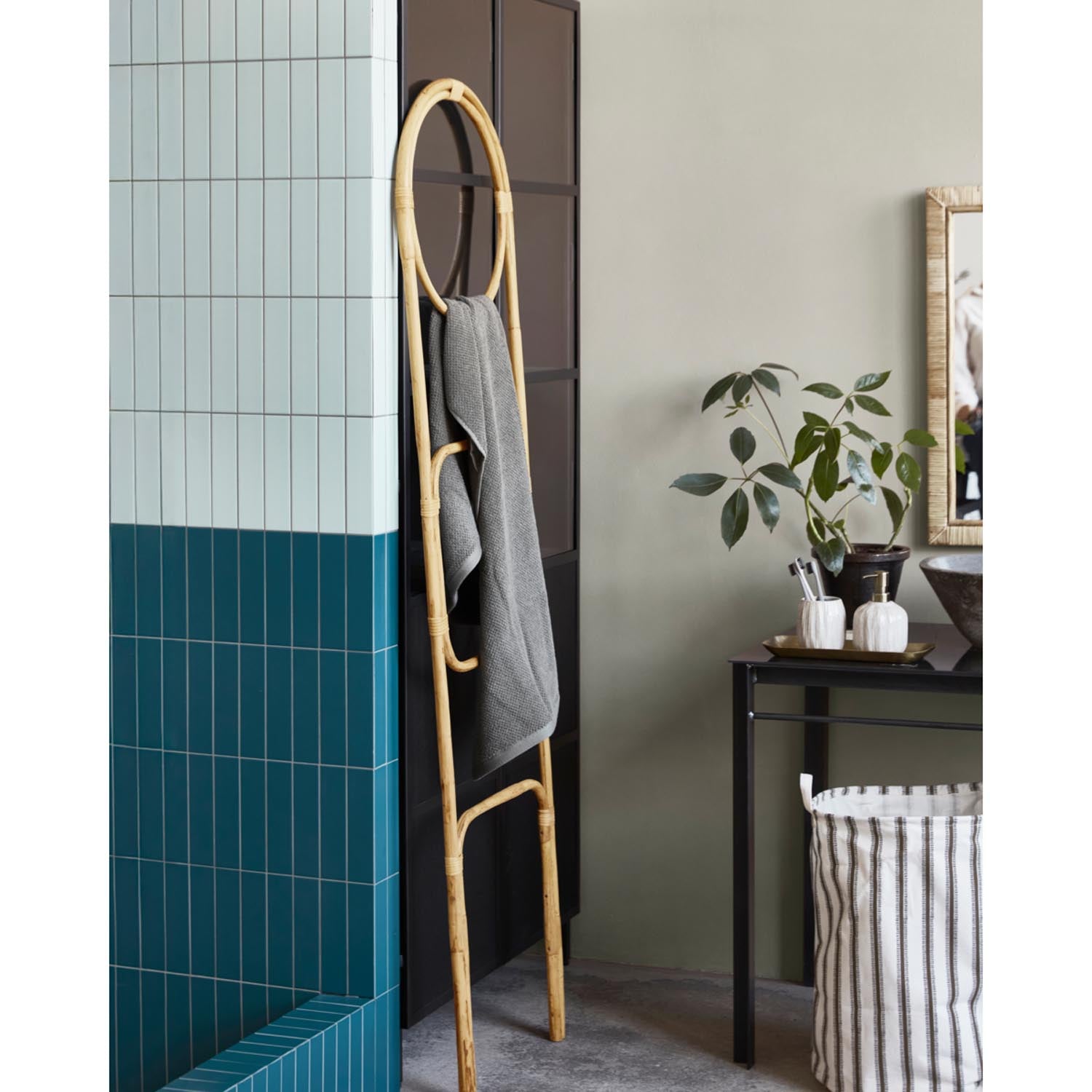 Die Deko-Leiter HDLadder von House Doctor aus Naturholz ist ein stilvolles Accessoire für modernes Wohnen.