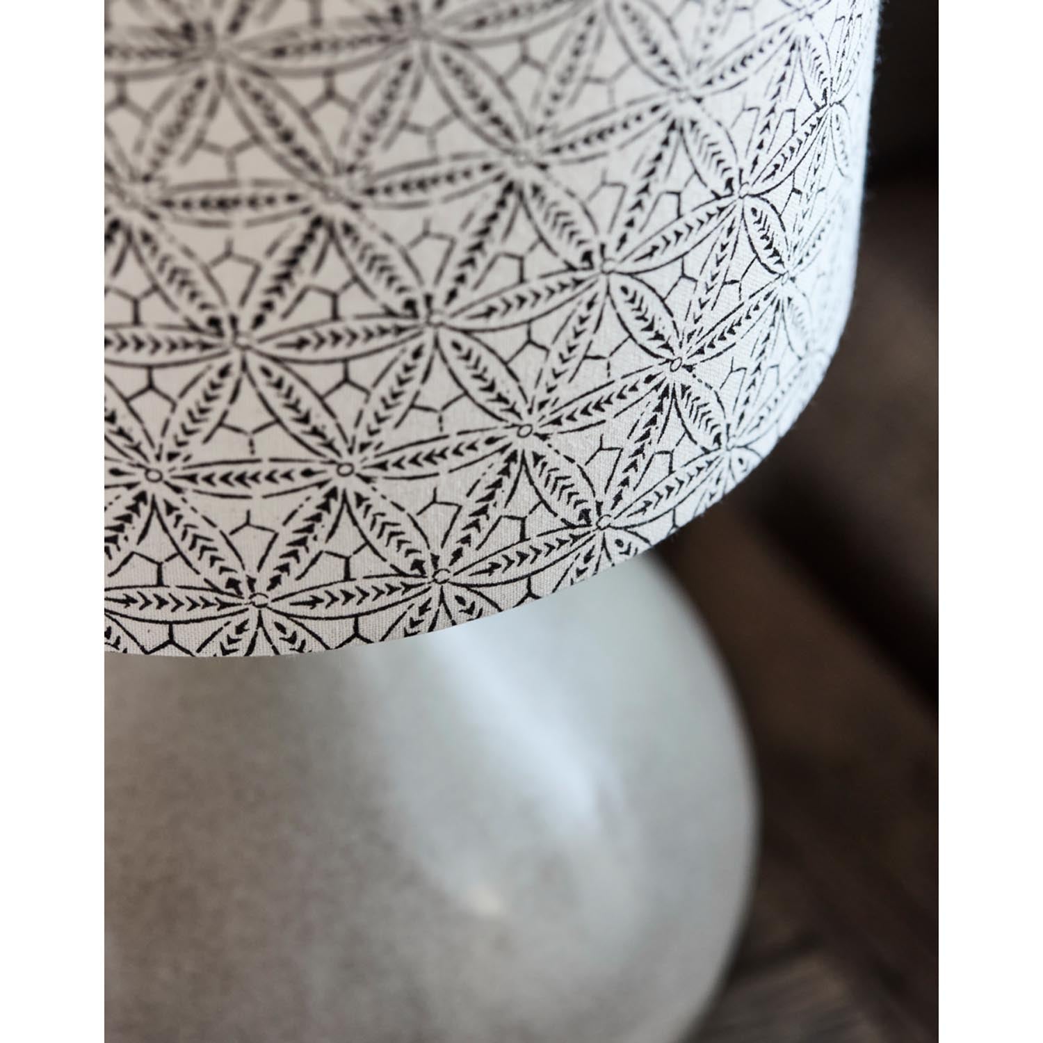 Die HDFlorie Tischleuchte von House Doctor in Sand bietet elegantes Design und praktische Beleuchtung für moderne Wohnräume.