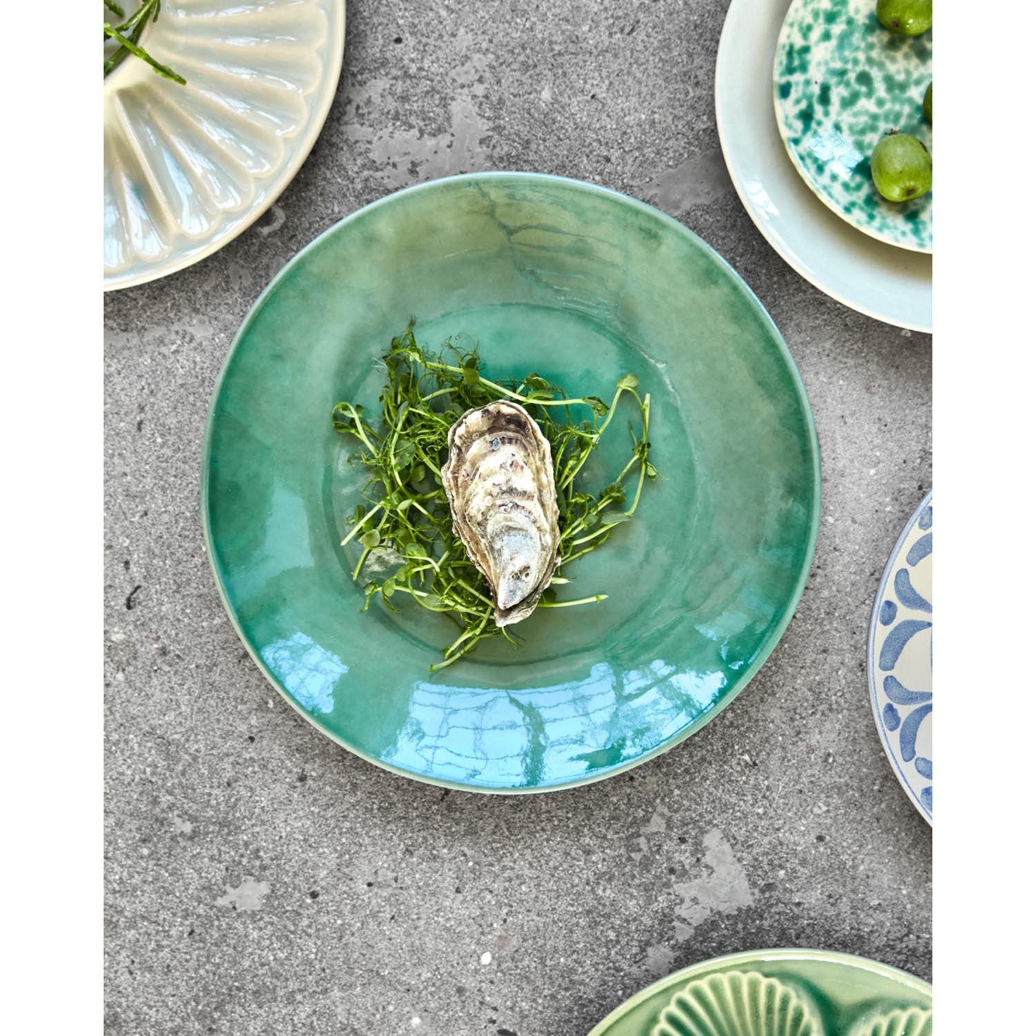 Eleganter grüner Teller von House Doctor, Modell HDDiva, ideal für stilvolle Tischdekoration und modernes Geschirr.