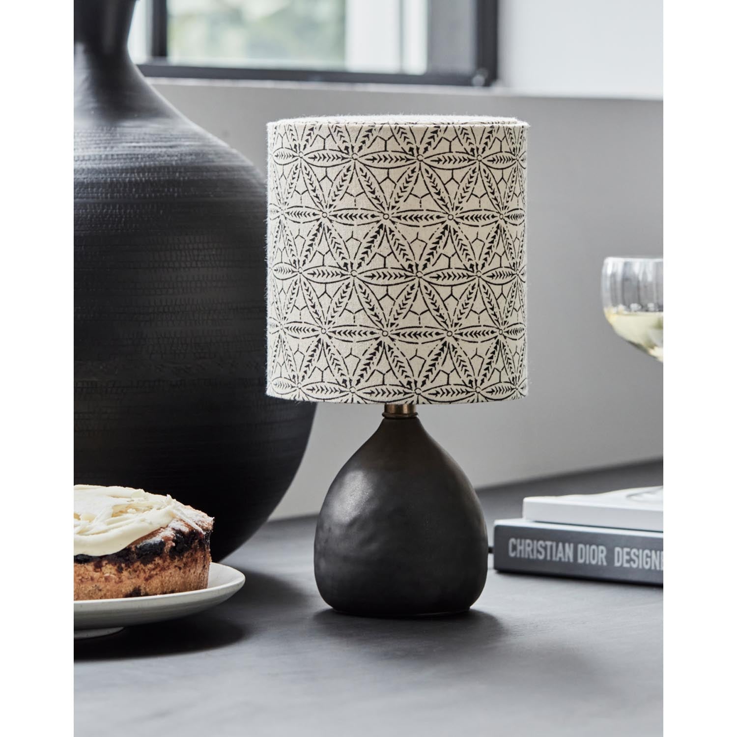 Elegante Tischleuchte HDFlores von House Doctor in Schwarz, modernes Design, ideal für stilvolle Beleuchtung in jedem Raum.