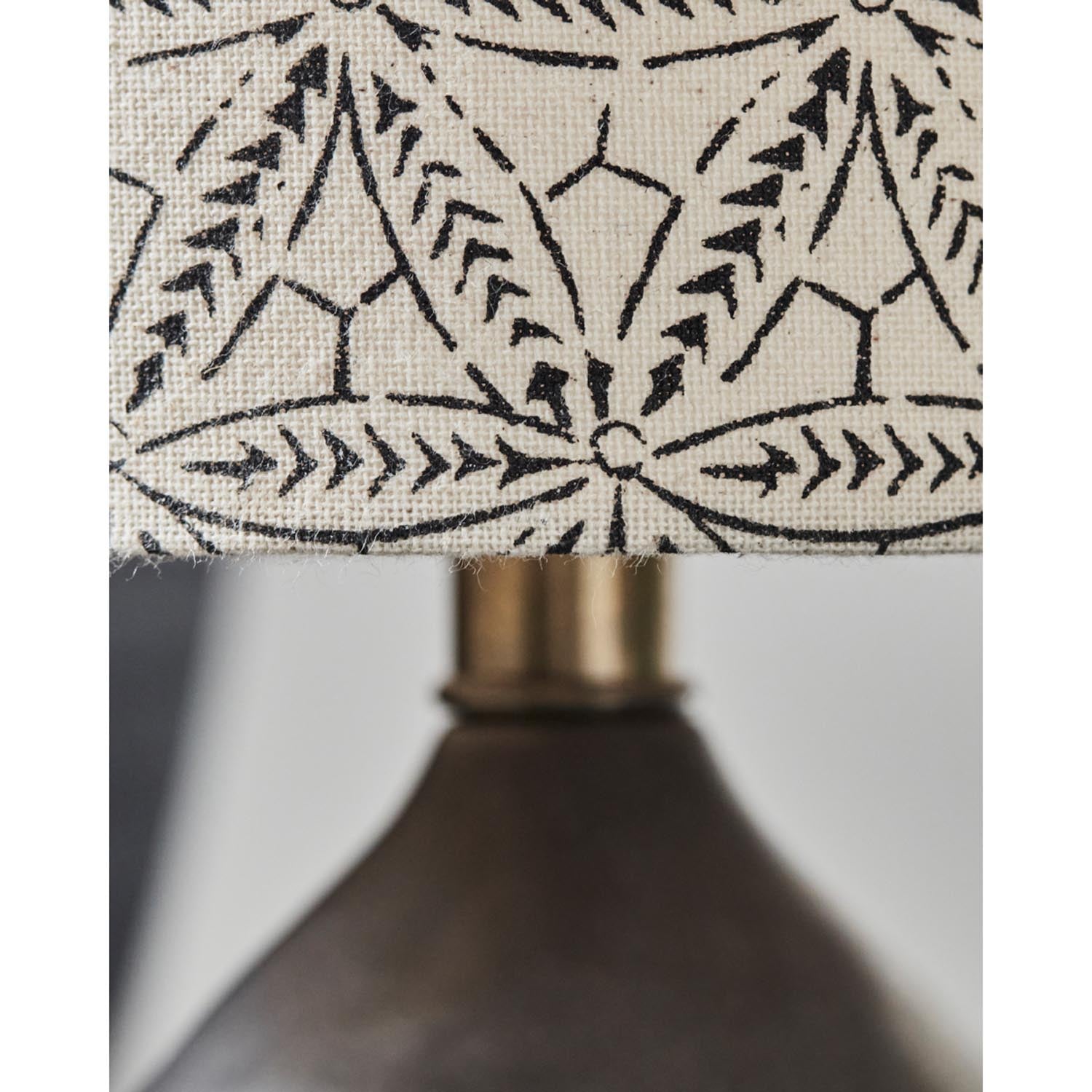 Stilvolle Tischleuchte HDFlores von House Doctor in Schwarz, modernes Design, perfekt für elegante Akzente in Ihrem Zuhause.