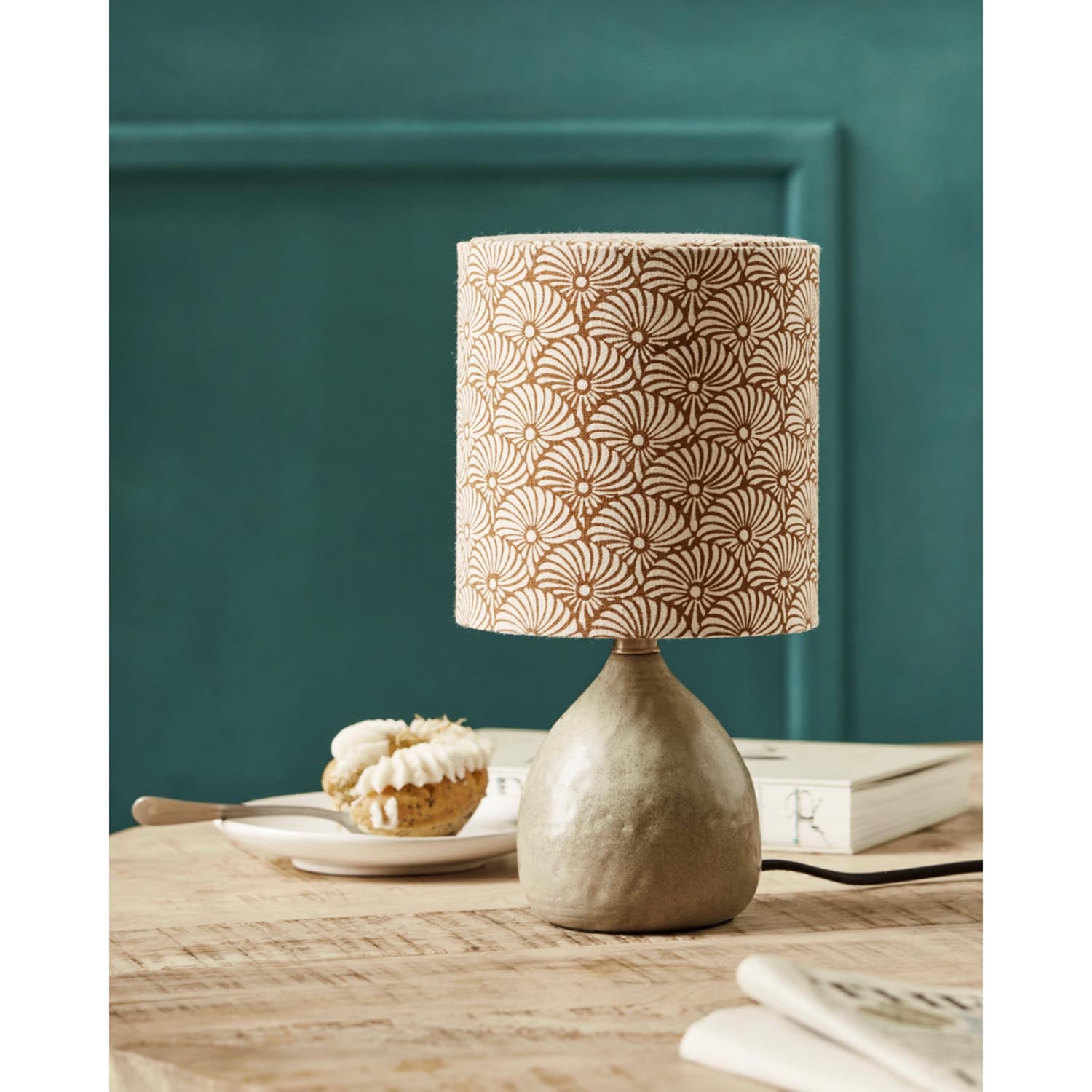 Die Tischleuchte HDFlores von House Doctor in Sand vereint modernes Design mit Funktionalität und passt perfekt in jedes Interieur.