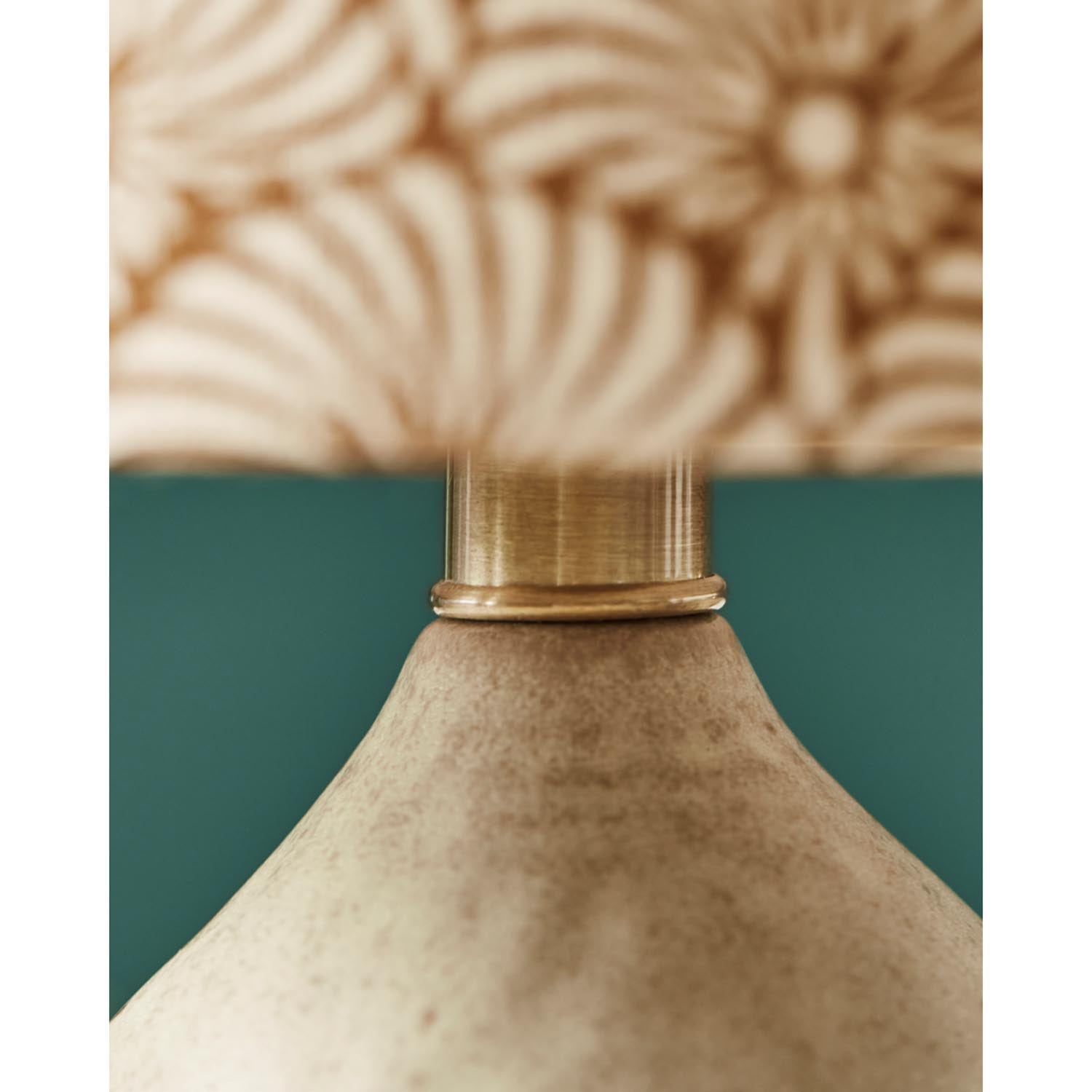 Die Tischleuchte HDFlores von House Doctor in Sand besticht durch ihr modernes Design und ihre Vielseitigkeit für jedes Zuhause.