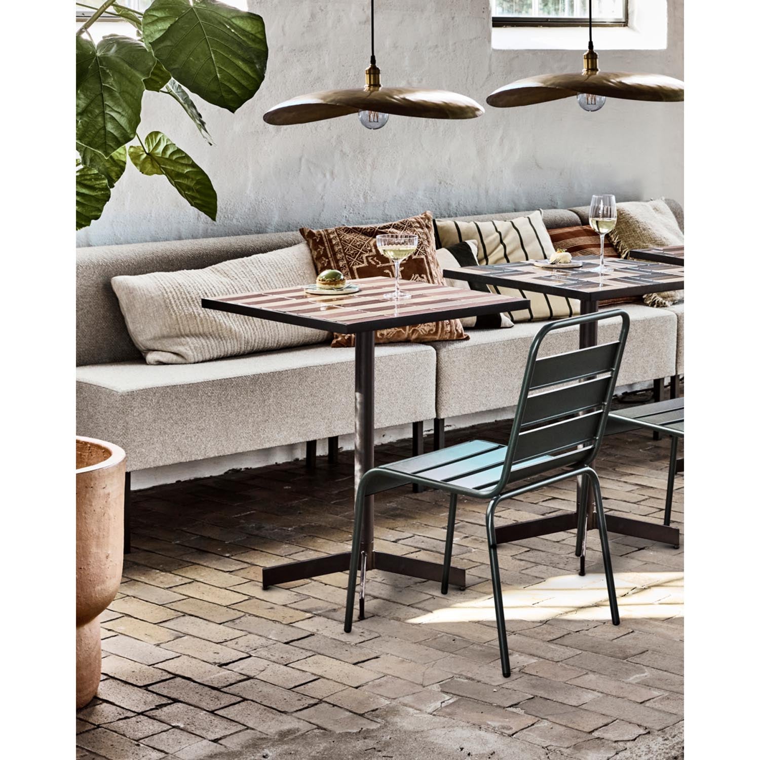 Moderner Café-Tisch von House Doctor in Dusty Rose und Beige, ideal für stilvolle Innenräume und gemütliche Kaffeepausen.